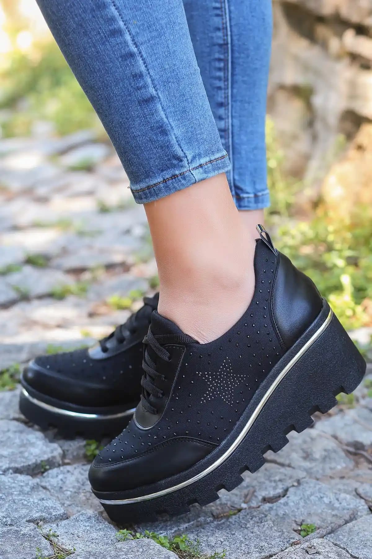 Moda Dünyasında Yeni Ayakkabı Trendleri ve Stilinizi Yansıtmanın Yolları