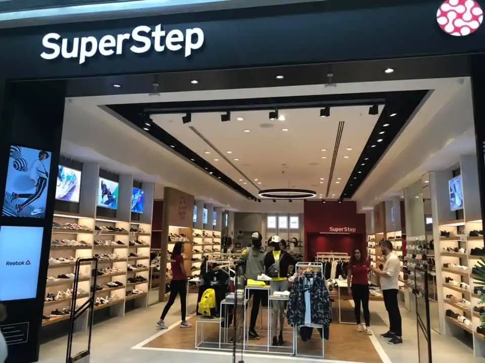 Moda Dünyasında Yenilikçi Step Mağazalar ve Geleceğin Alışveriş Deneyimi