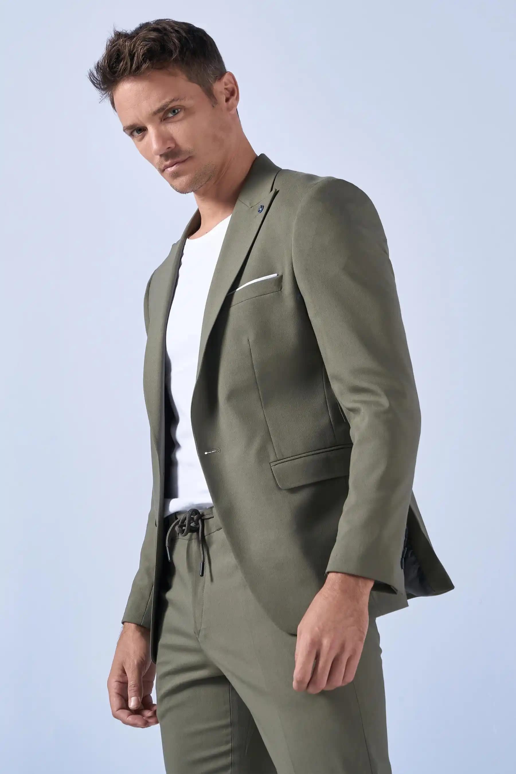 Modern Erkekler İçin Süper Slim Fit Takım Elbise Trendleri ve Stil İpuçları