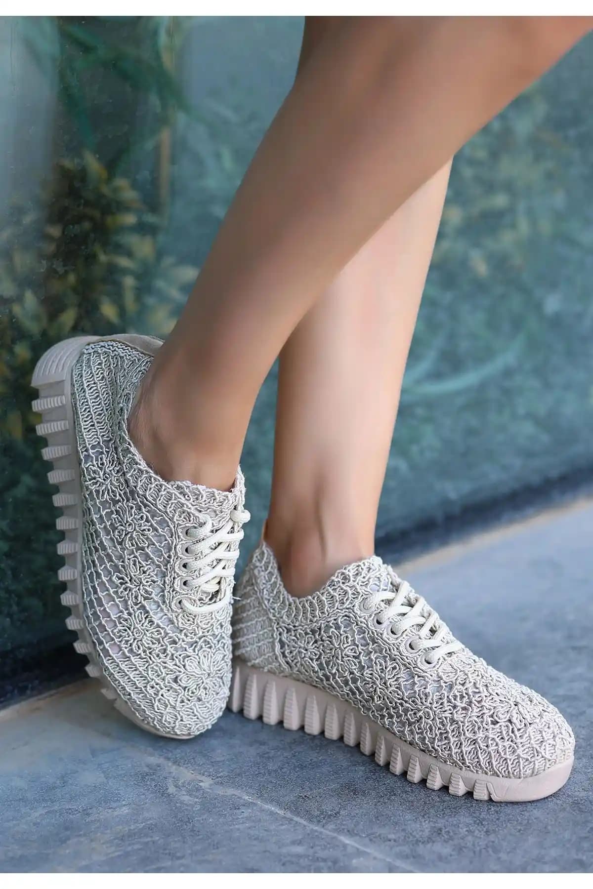 Örgülü Ayakkabılar Moda Dünyasında Zarif ve Şık Bir Trend Analizi