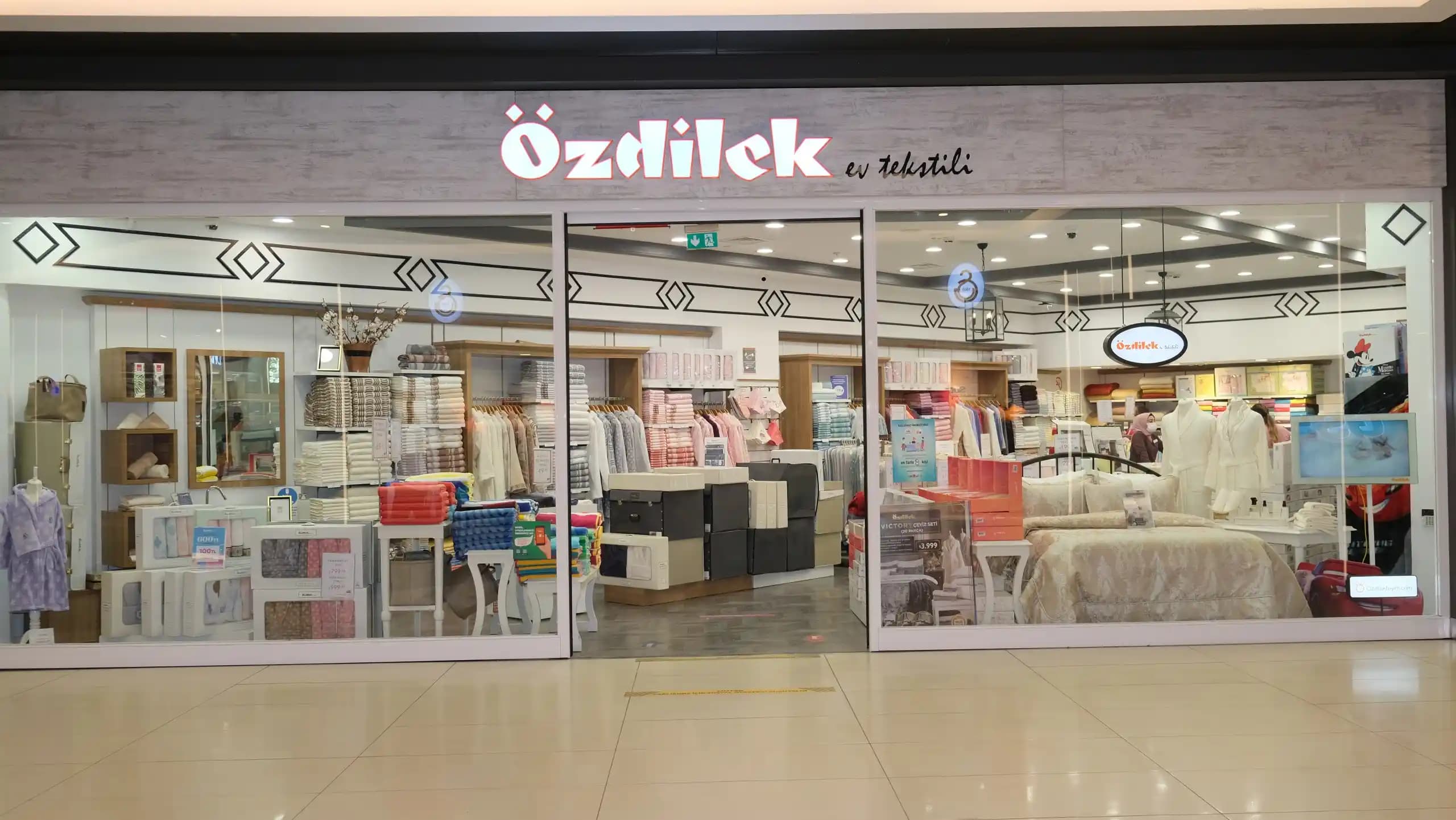 ÖzDilek Giyim Mağazaları Türkiye'de Moda ve Uygun Fiyatlı Giyim Seçenekleri