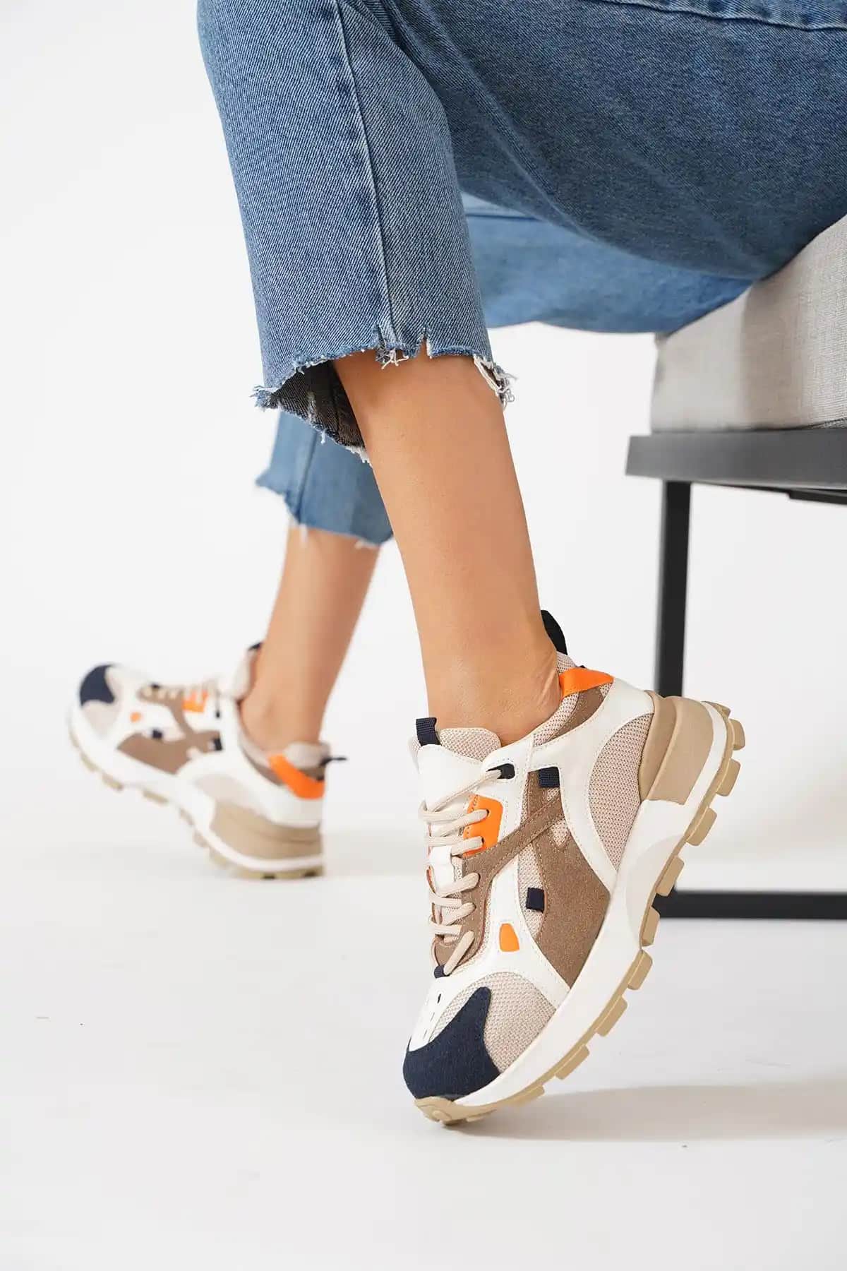 Renkli Spor Ayakkabılar: Moda Trendleri ve Stil İpuçlarıyla Kendinizi İfade Edin