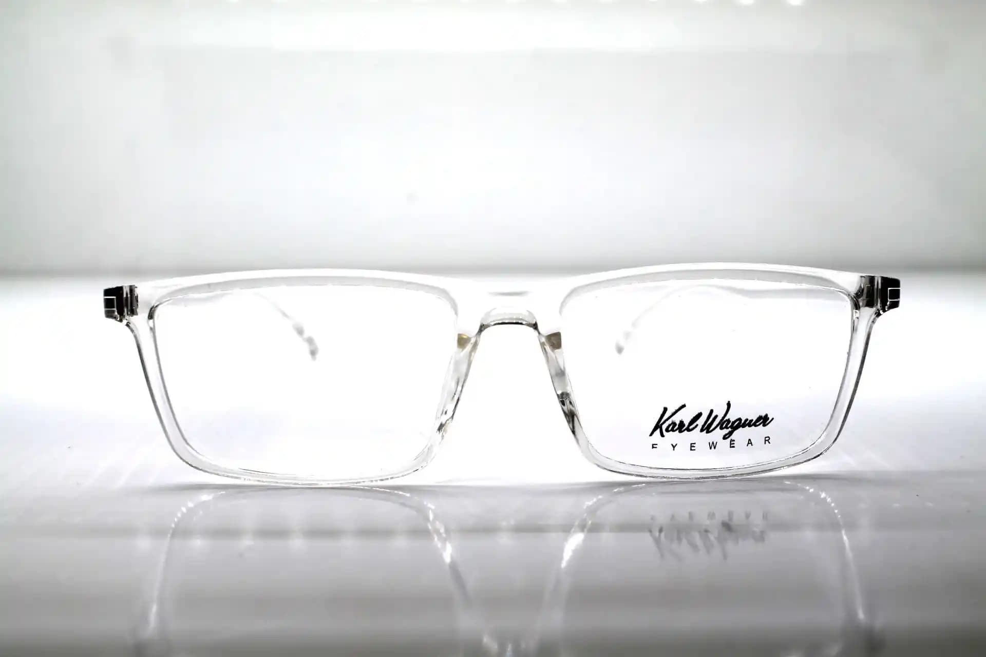 Şeffaf Erkek Gözlükleri Modada Yenilik ve Stil İkonu Olmaya Devam Ediyor