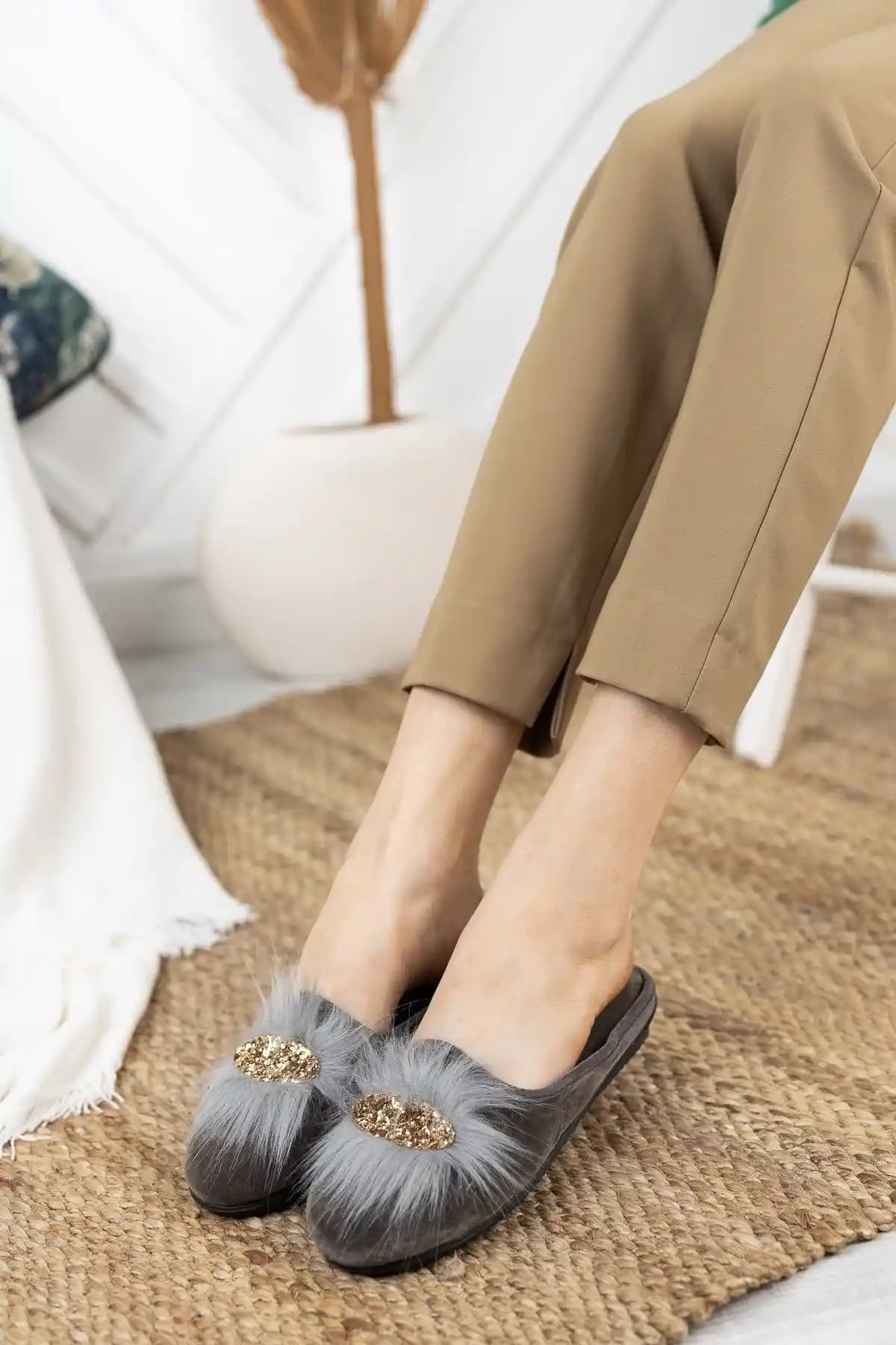 Şık Ev Terliği Seçerken Dikkat Edilmesi Gerekenler ve Stil İpuçları