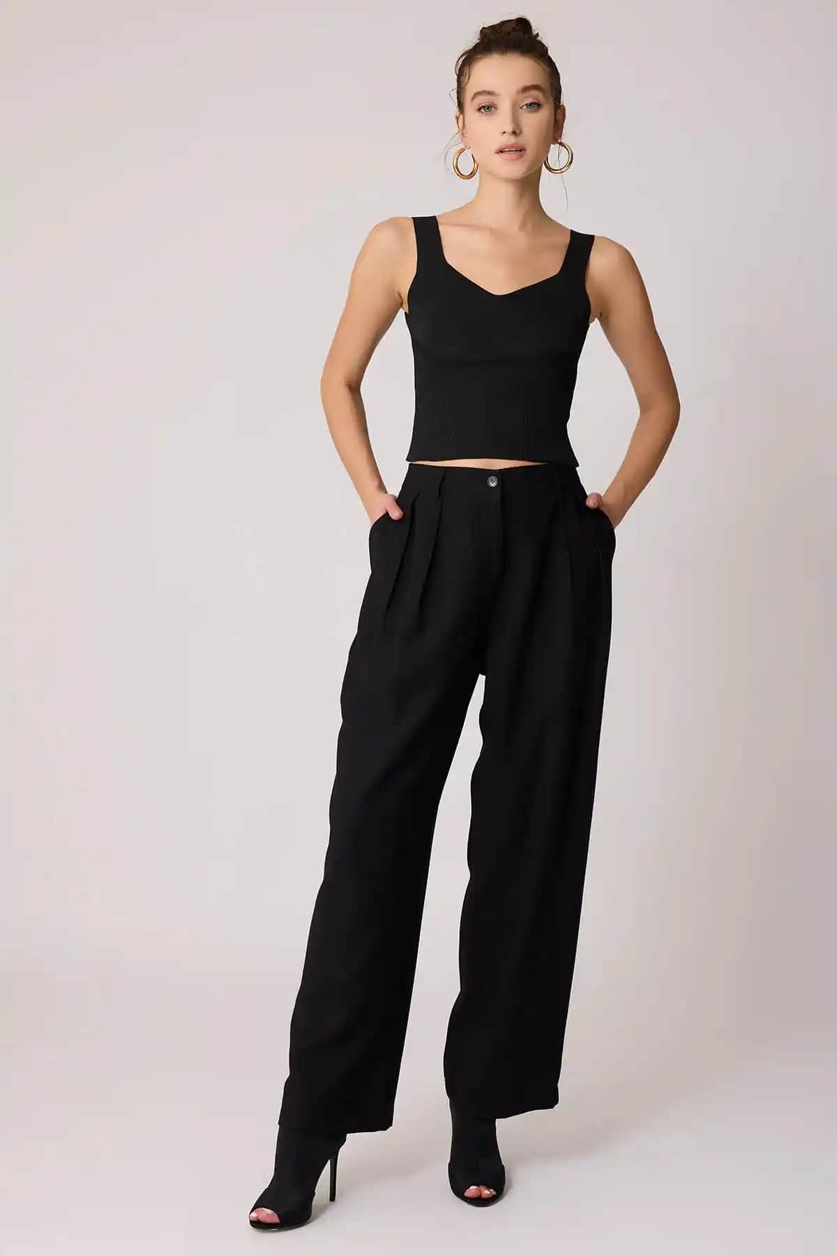 Şık Pantolon Modelleri ve Trendler 2024: Güncel Seçenekler ve Kombin İpuçları