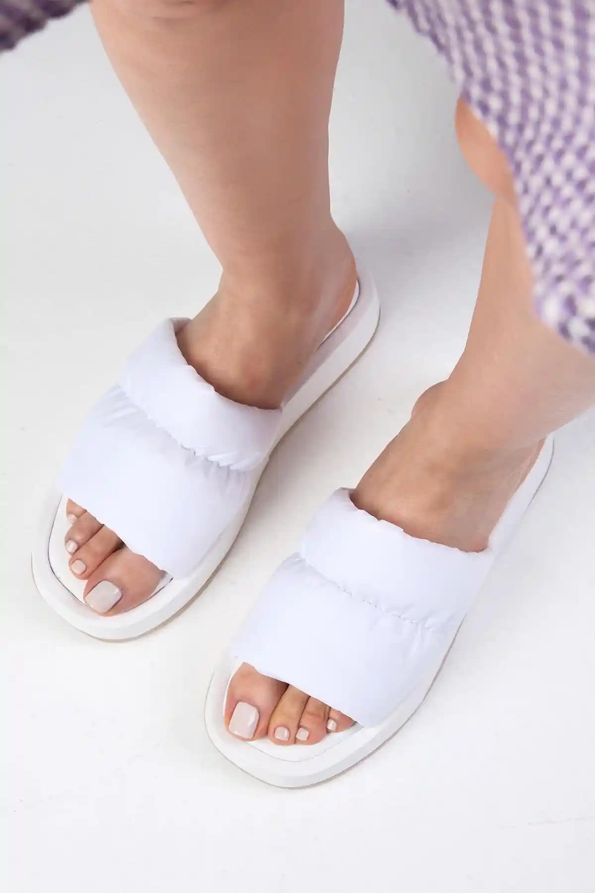 Şişme Terlikler: Moda ve Konforun Birleştiği Güncel Trendler ve Tasarım Özellikleri