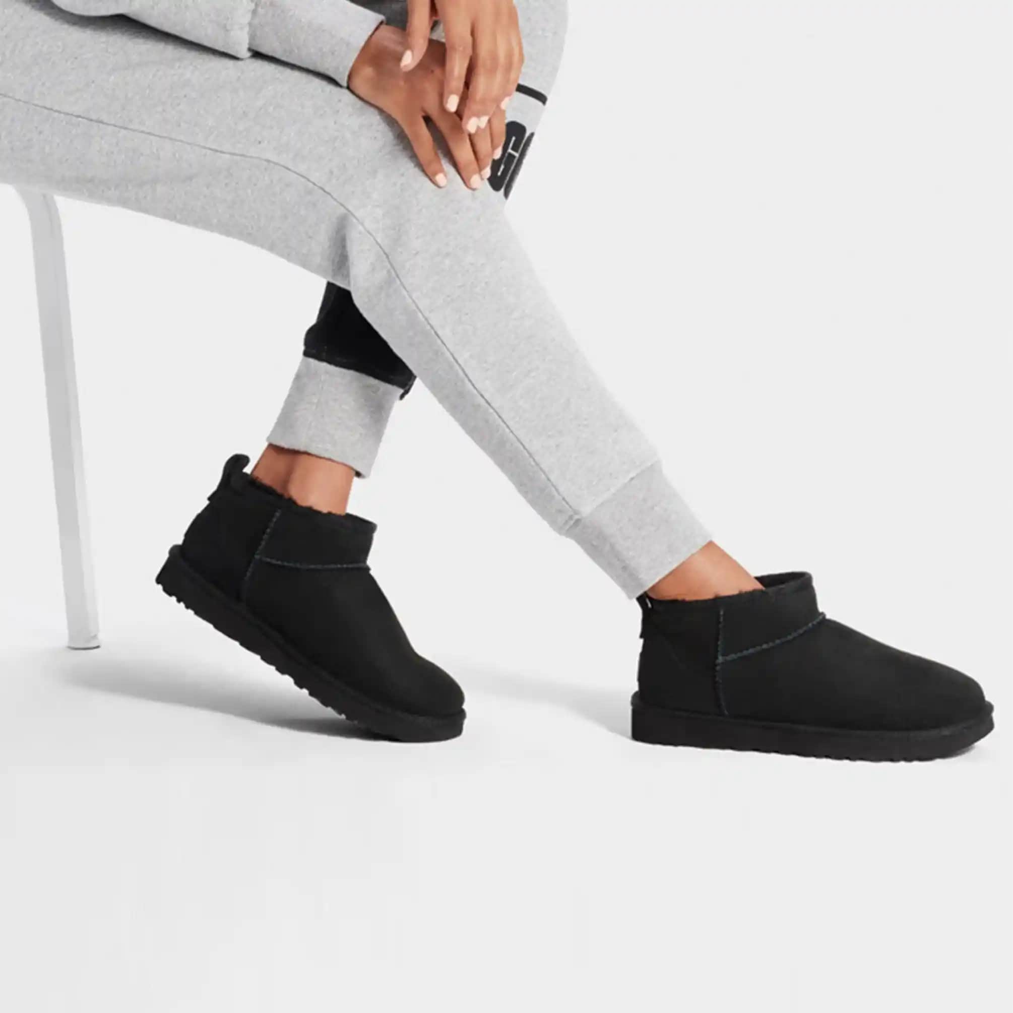 Siyah UGG Botlar: Moda ve Konforu Bir Arada Sunan Kış Ayakkabıları