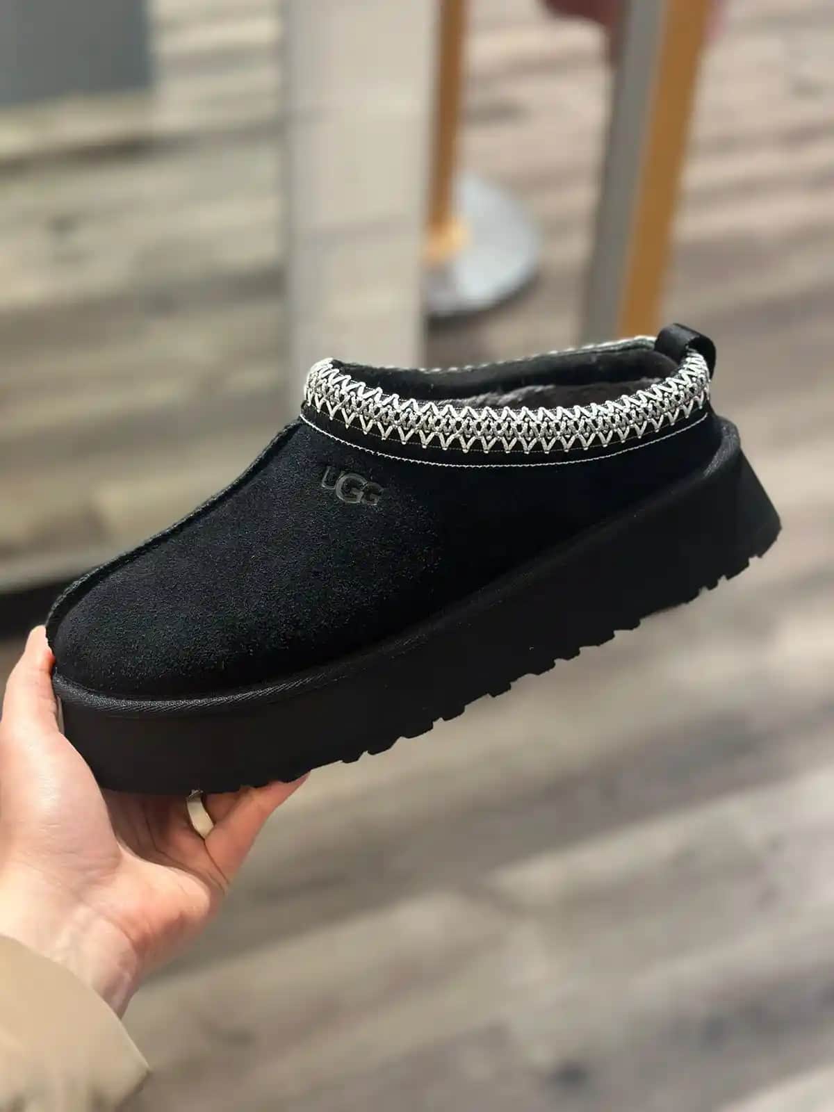 Siyah Ugg Terlikler: Moda ve Konforun Buluştuğu Şık ve Rahat Seçenekler