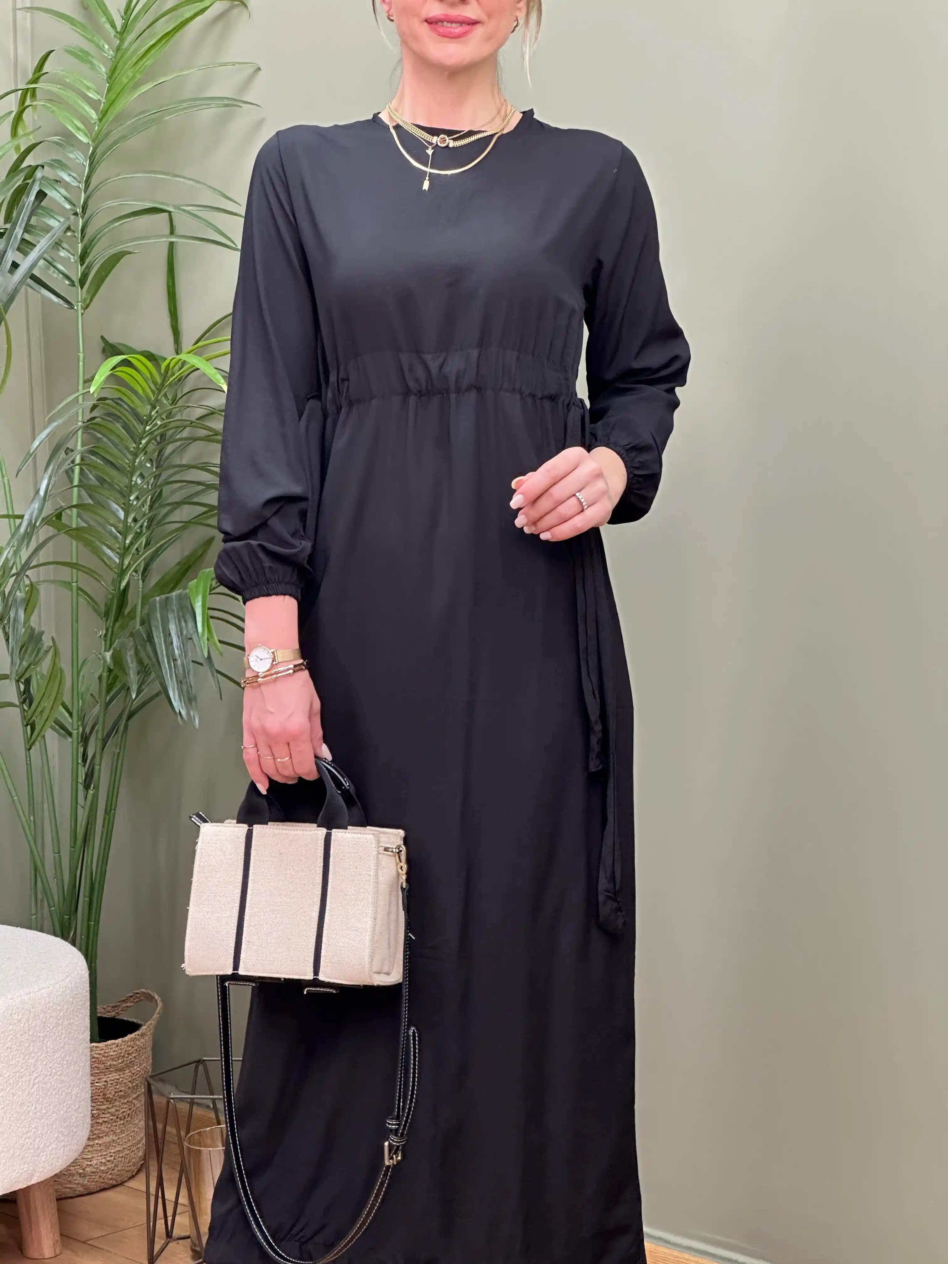 Siyah Viskon Elbise: Zamansız Moda Parçası ve Stil İpuçları