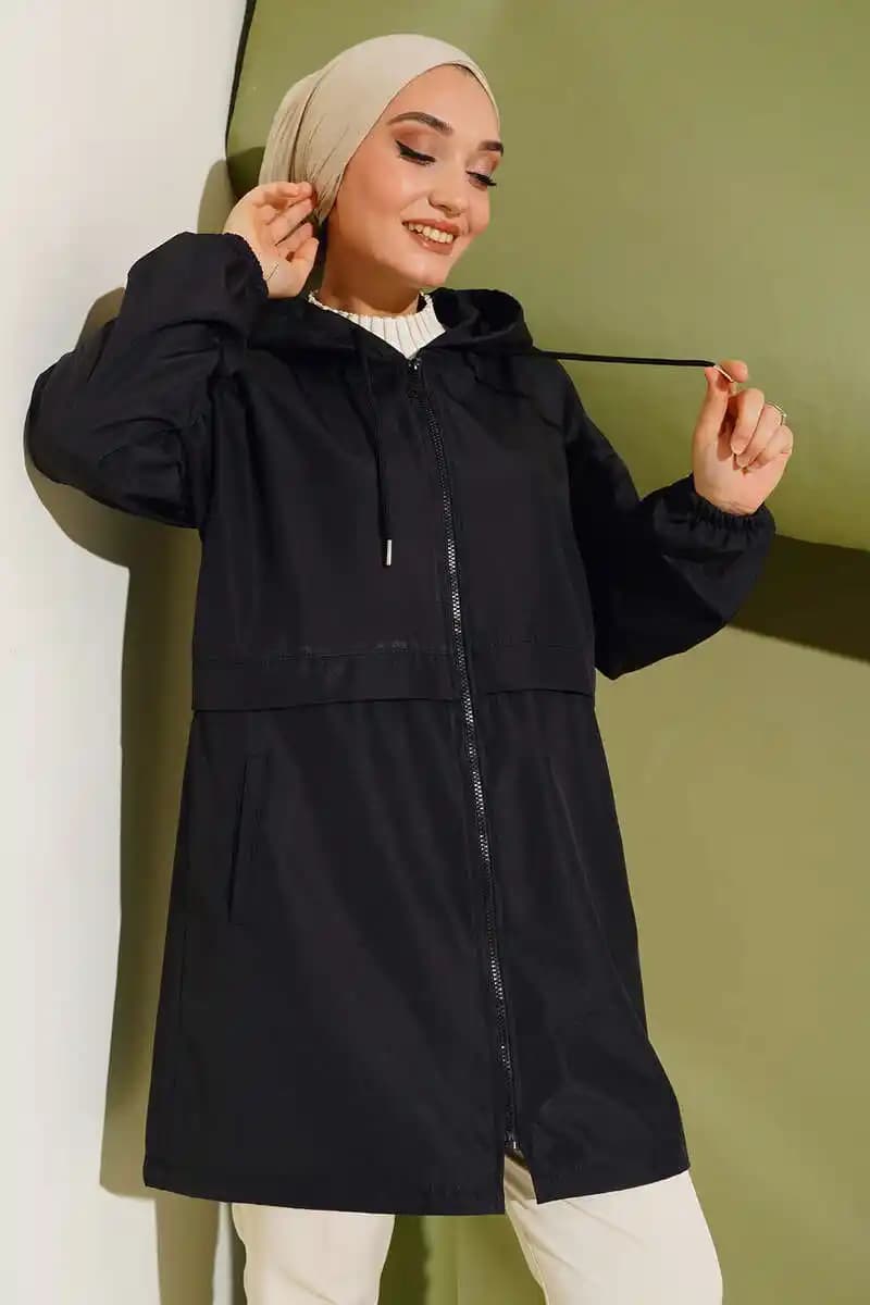 Siyah Yağmurluklar: Moda ve Fonksiyonelliğin Birleştiği Şık Parçalar
