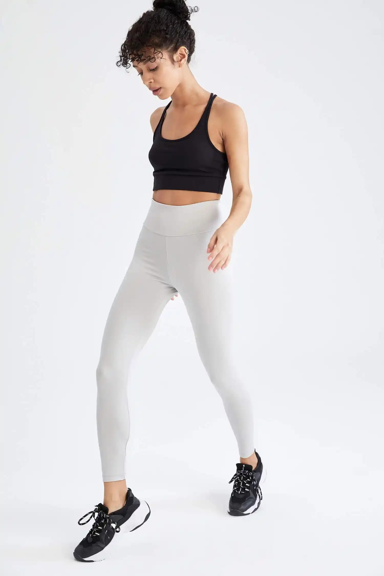 Sporcu Taytları: Fonksiyonellik ve Şıklık Sunan Güncel Moda Trendleri ve Seçim İpuçları