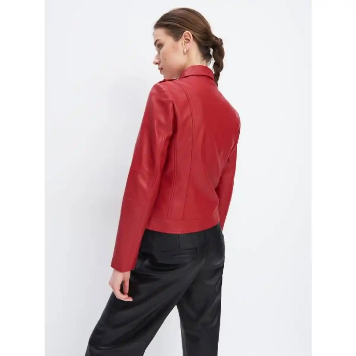 Suni Deri Ceket Kadın Modasında Güncel Trendler ve Kombinasyon Önerileri