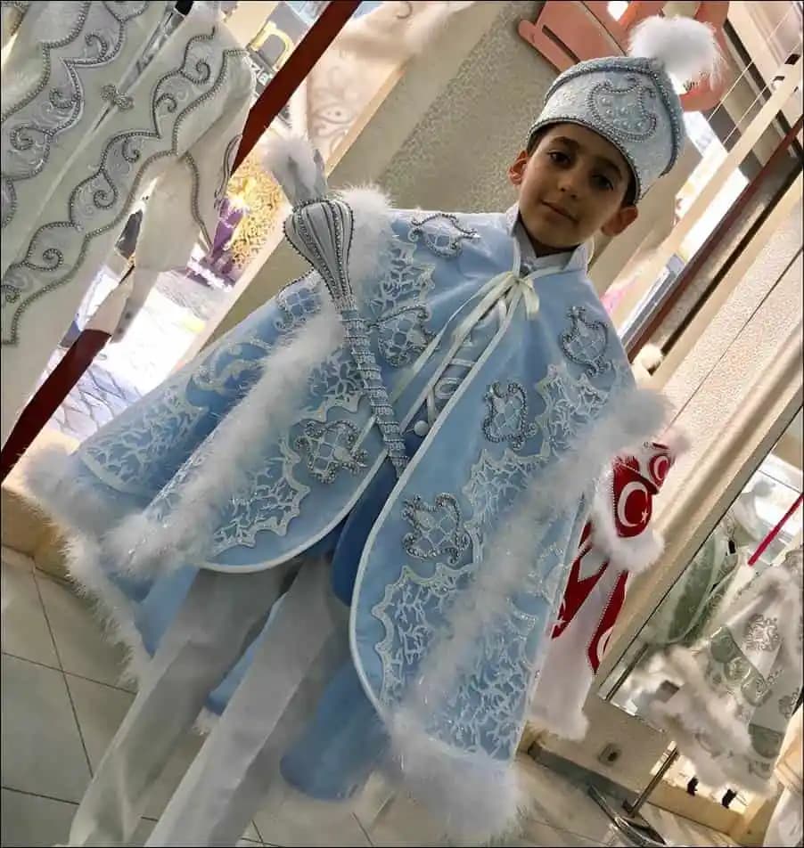 Sünnet Takım Elbisesi Modası: Gelenekselden Moderne Uzanan Kıyafet Trendleri