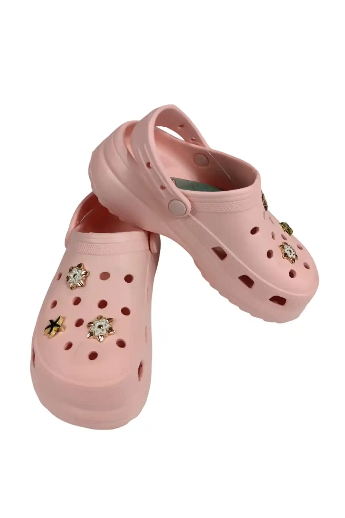Süslü Crocs Terlikler Moda Dünyasında Rahatlık ve Şıklığın Yenilikçi Buluşması
