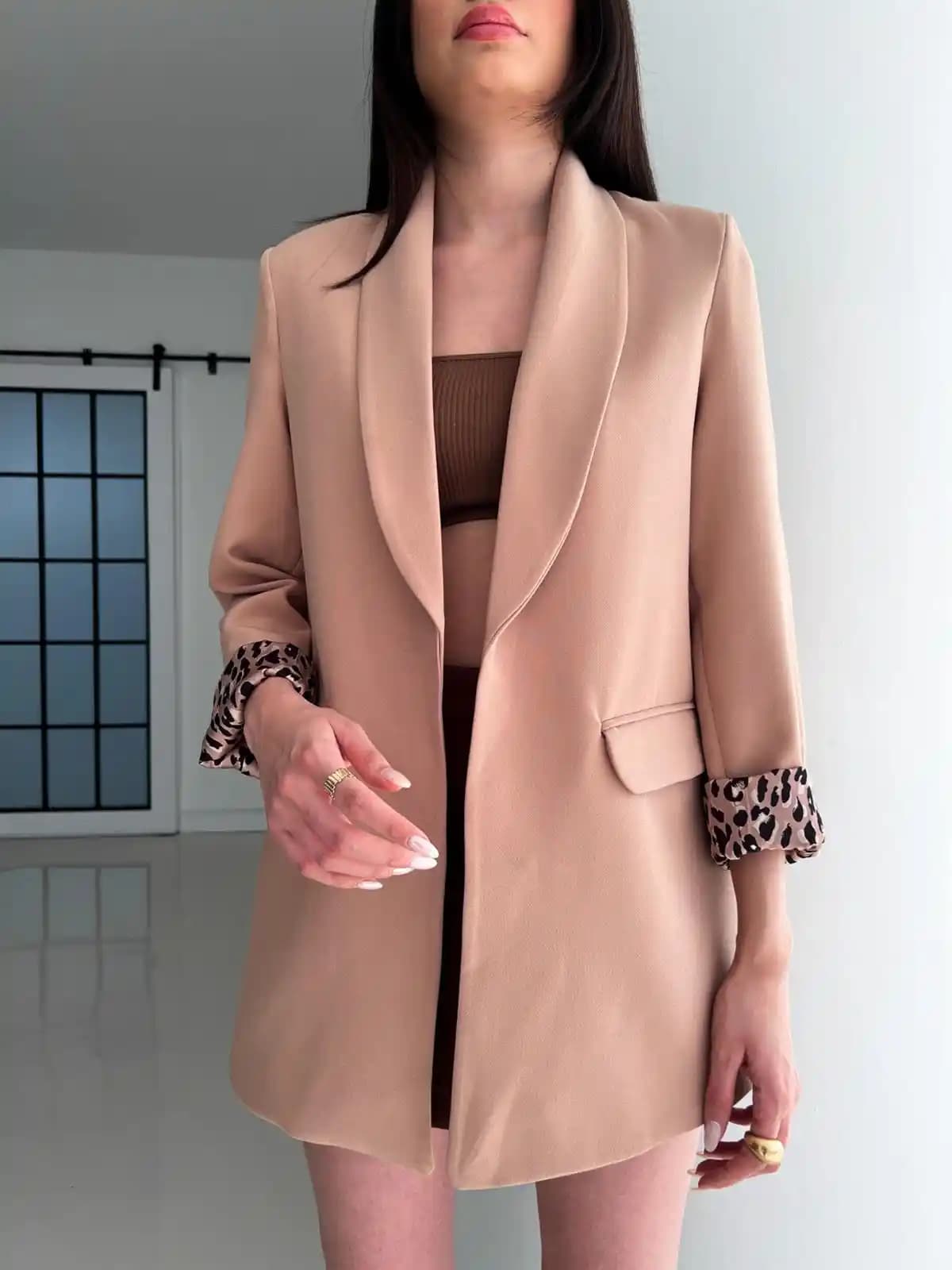 Sütlü Kahve ve Blazer Ceket Kombinasyonlarıyla Güncel ve Şık Moda Trendleri