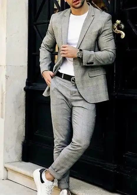 Takım Elbise Altına Tişört Kombini: Modern ve Rahat Şıklık Trendleri