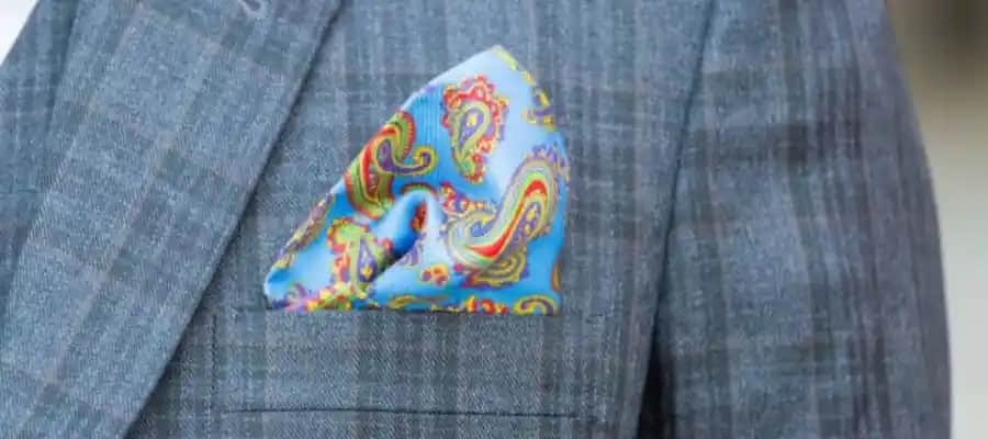 Takım Elbise ile Uyumlu Cep Mendili Seçimi ve Kullanımında Stil İpuçları