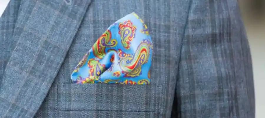 Takım Elbise ile Uyumlu Cep Mendili Seçimi ve Kullanımında Stil İpuçları