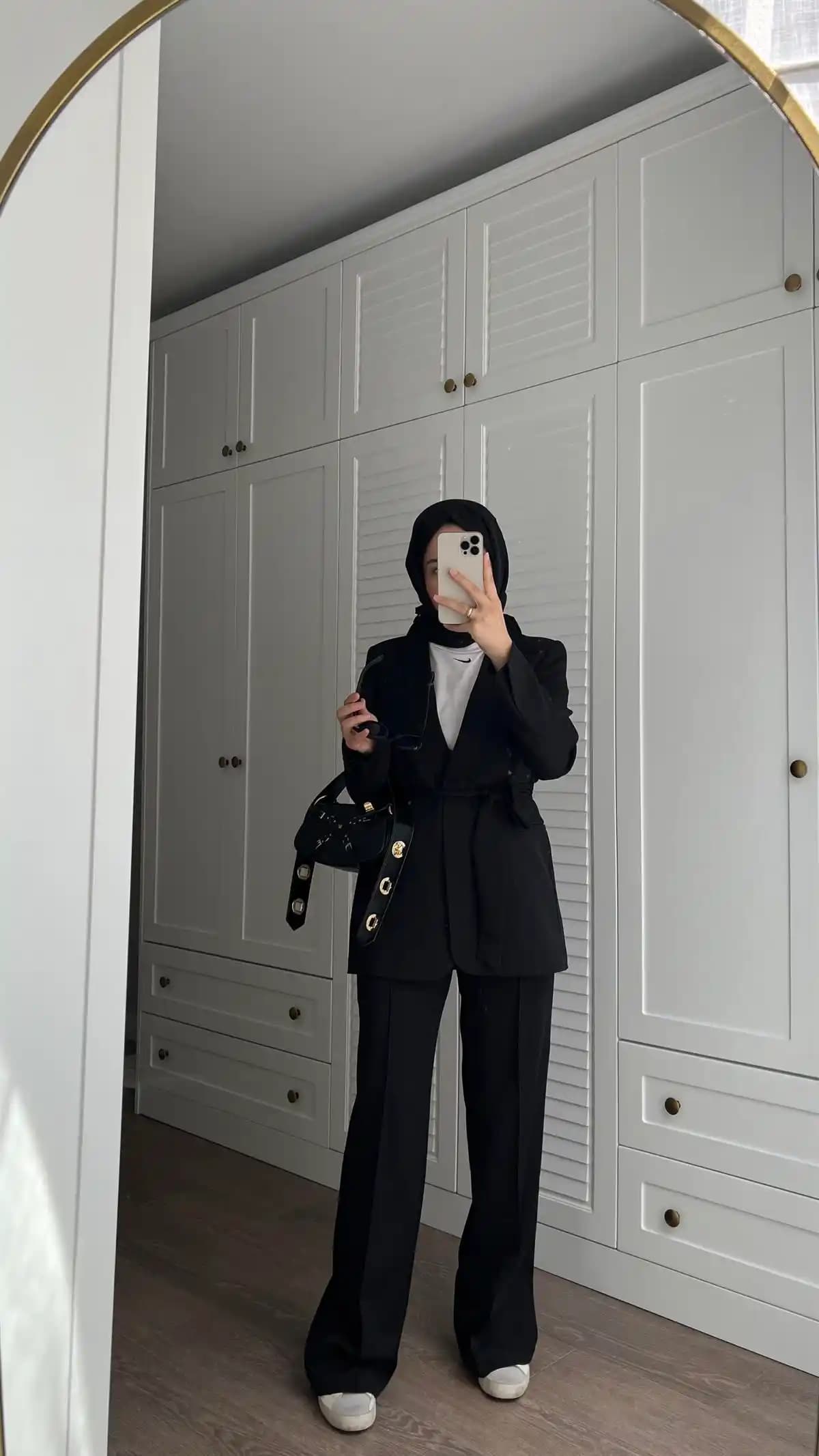 Takım Elbise Kemerleri: Şıklık ve Fonksiyonellik İçin Doğru Seçenekler