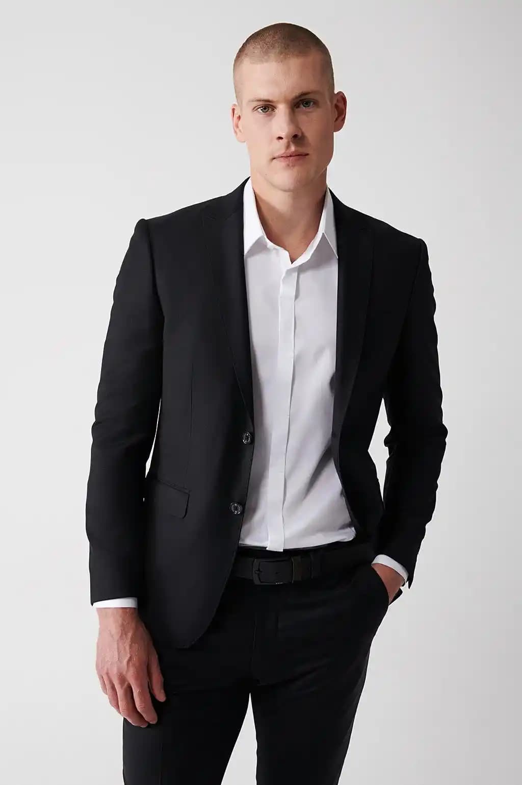 Takım Elbise Modasında Güncel Trendler ve Avva Marka Seçenekleri Analizi