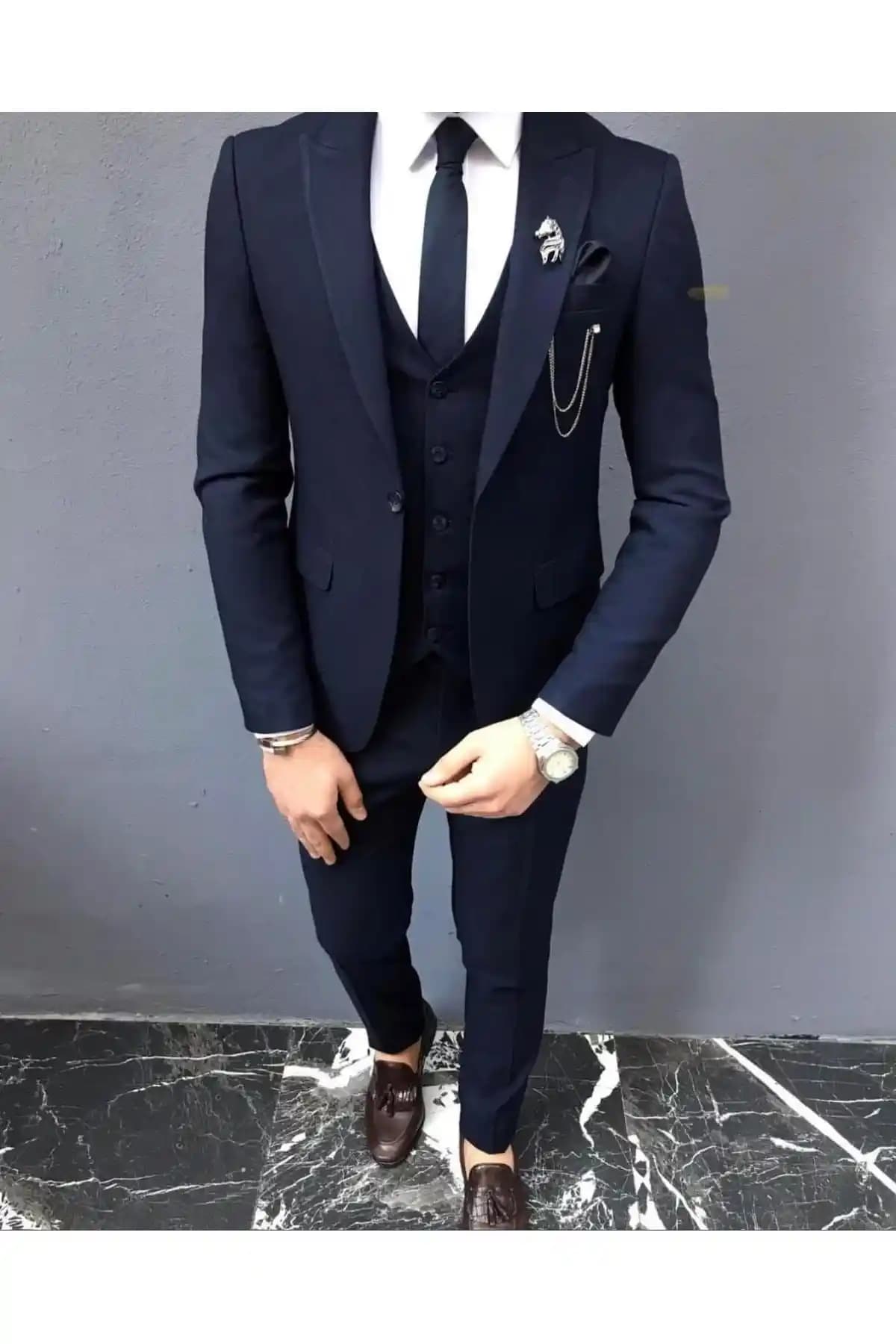 Takım Elbise ve Kravat: Moda Dünyasında Şıklığın ve Profesyonelliğin Temel Unsurları