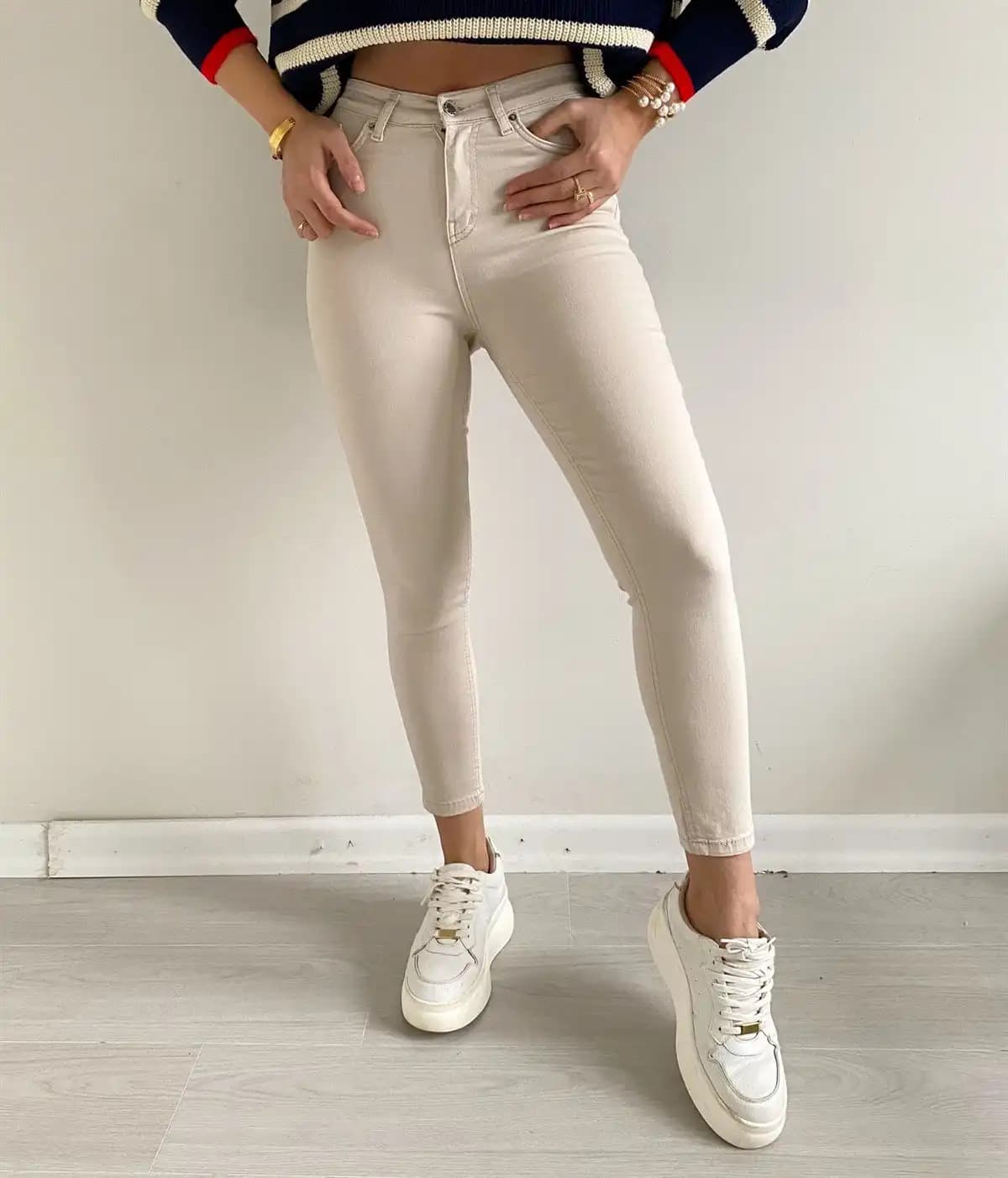 Taş Rengi Jean Modada Zamansız Bir Parça Olmanın İncelikleri ve Kombin Önerileri