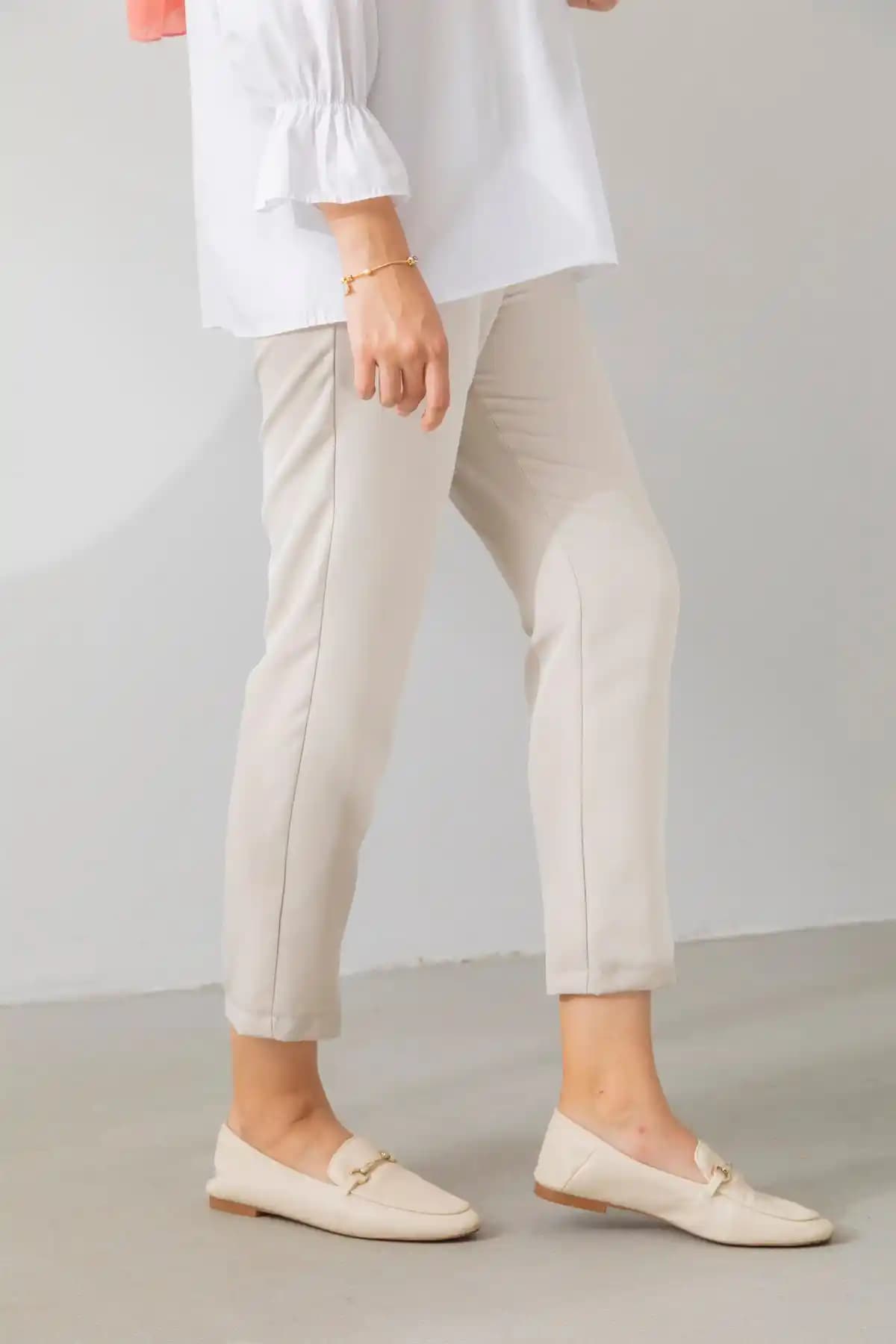 Taş Rengi Kumaş Pantolonlar: Moda Dünyasında Çok Yönlü ve Zamansız Tercih