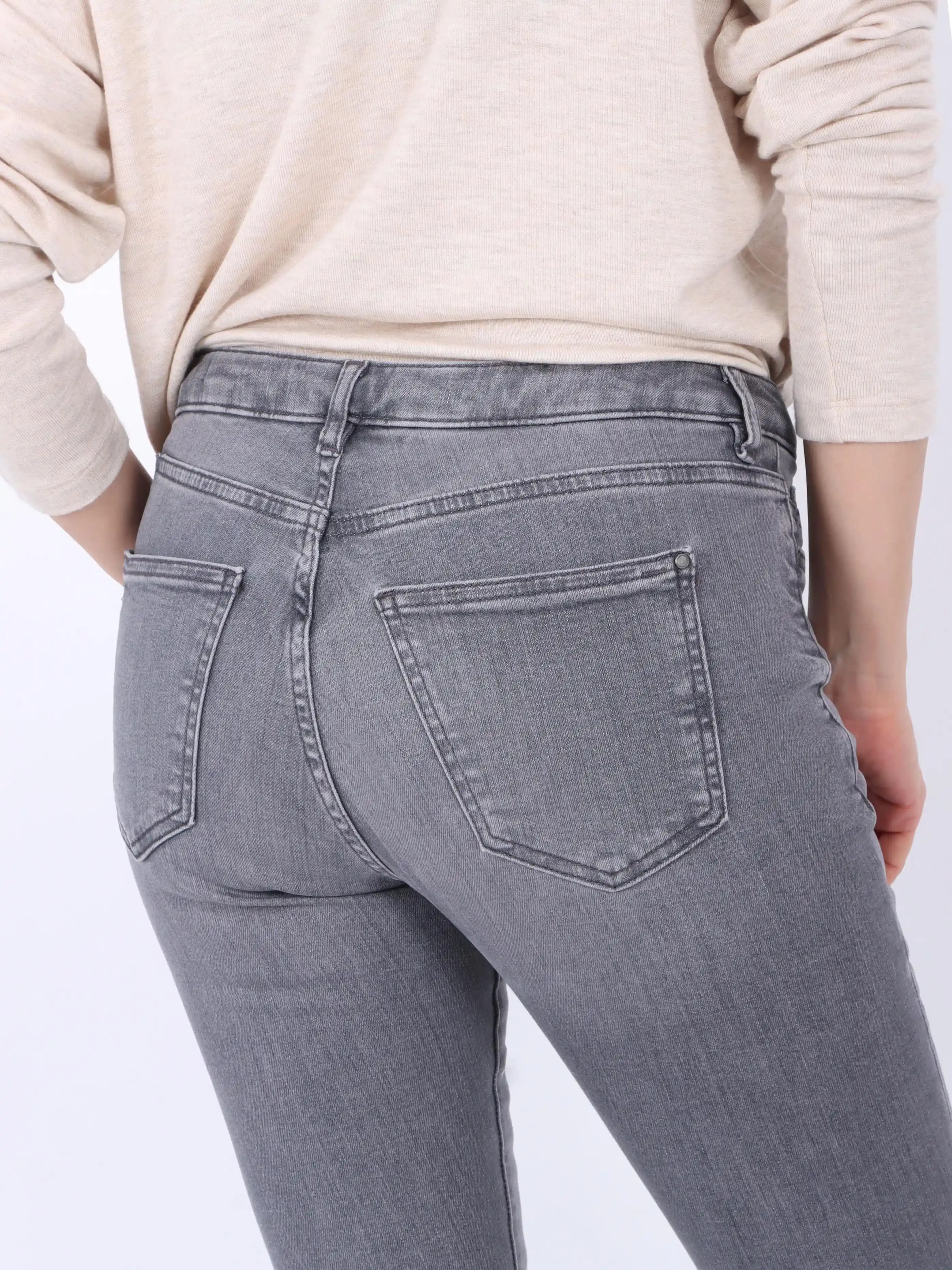 Taşlanmış Kot Pantolon Modasında Güncel Trendler ve Stil Seçenekleri