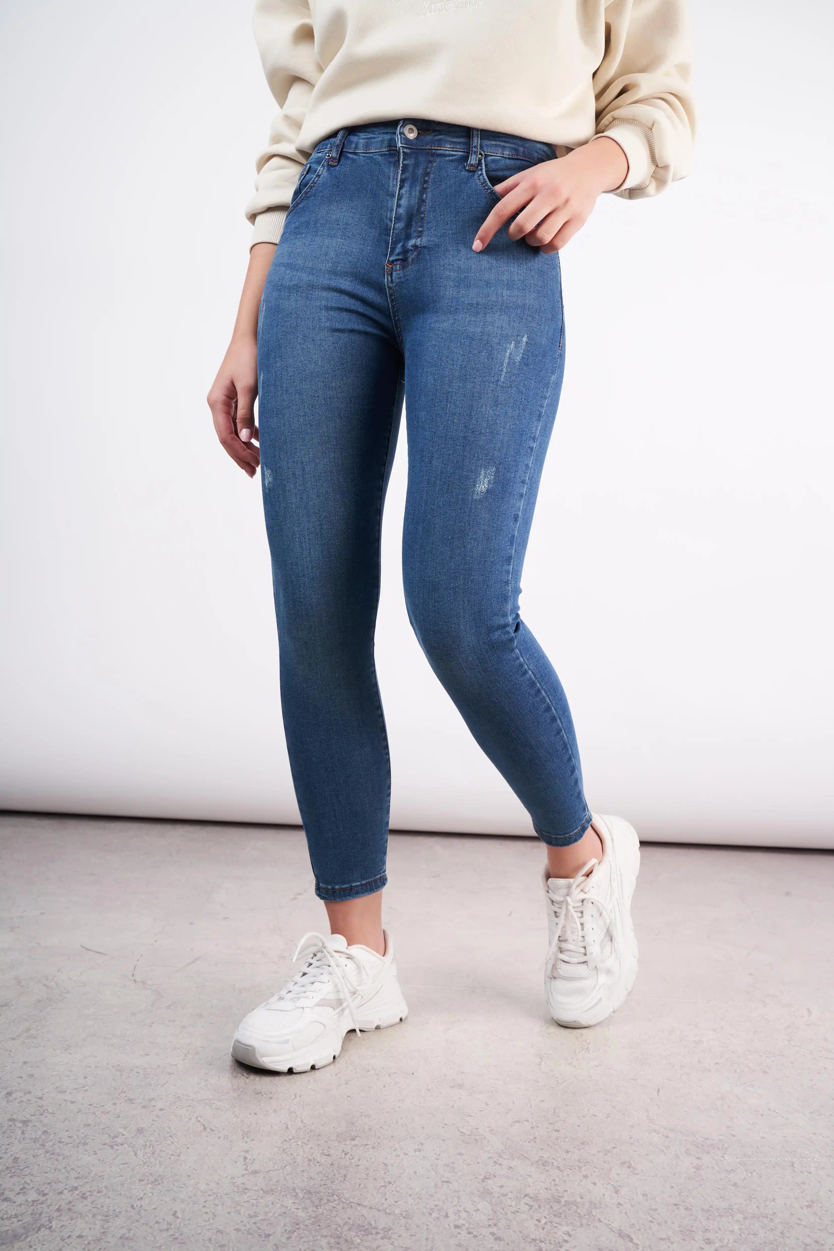 Taşlanmış Pantolonlar: Moda Dünyasında Kendine Has Bir Yere Sahip Olmanın Yolu