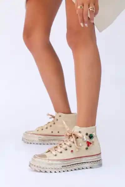 Taşlı Converse ile Stilinizde Şıklık ve Özgünlük Yaratmanın Yolları