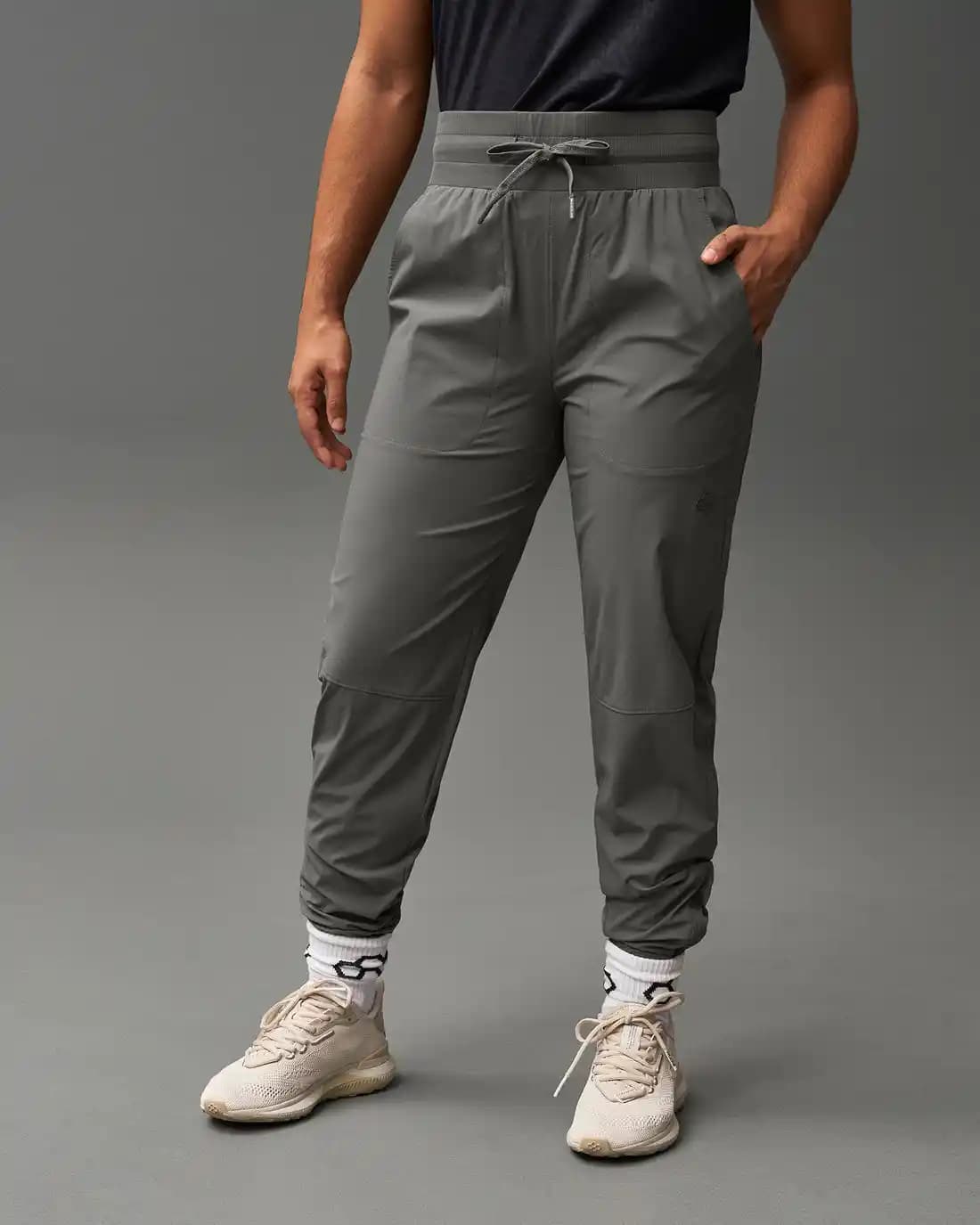 Tech Jogger Modasında Yenilikçi Trendler ve Güncel Kombin Önerileri