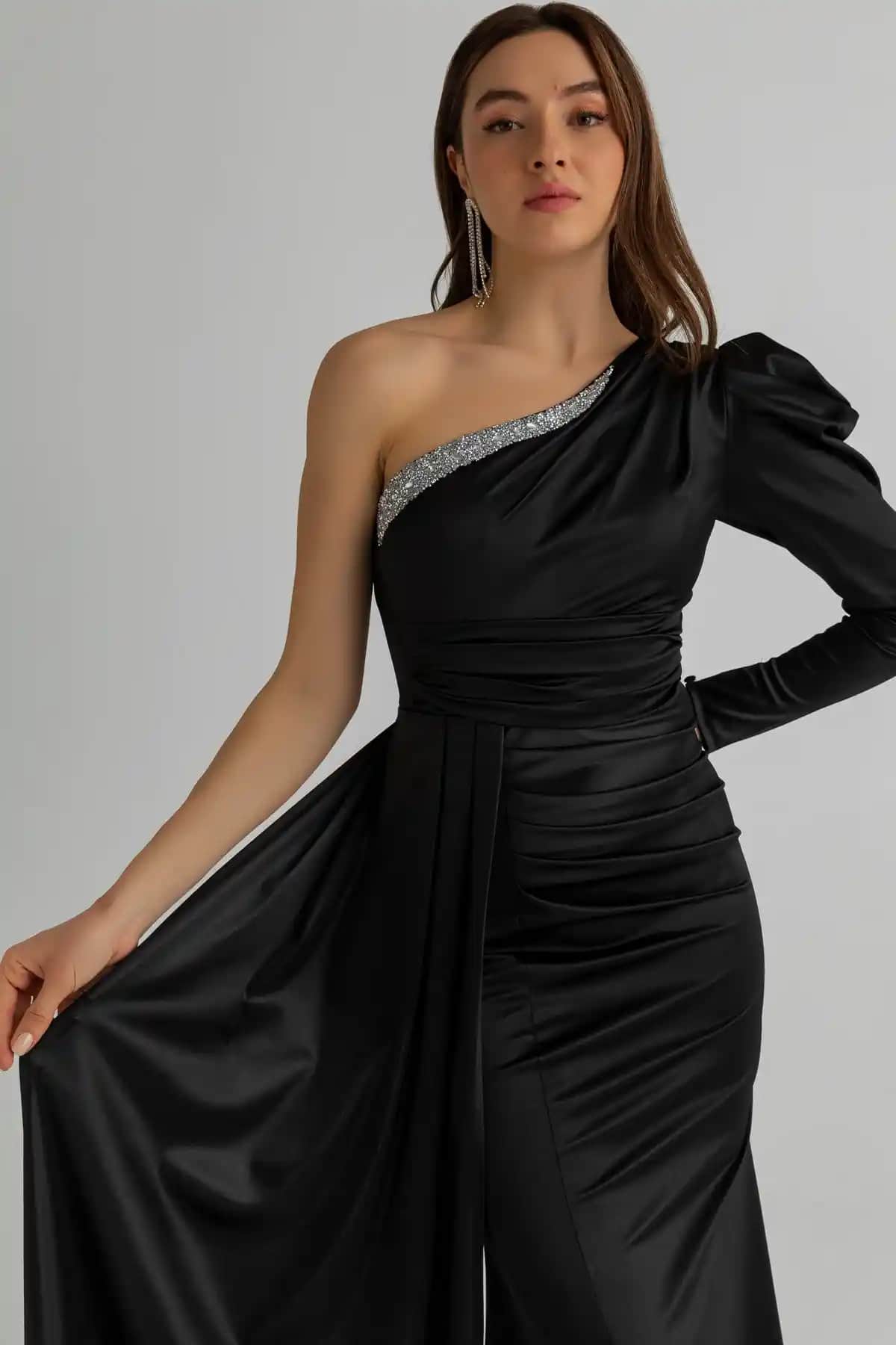 Tek Kol Abiye Modasının Güncel Trendleri ve Kombinasyon Önerileri