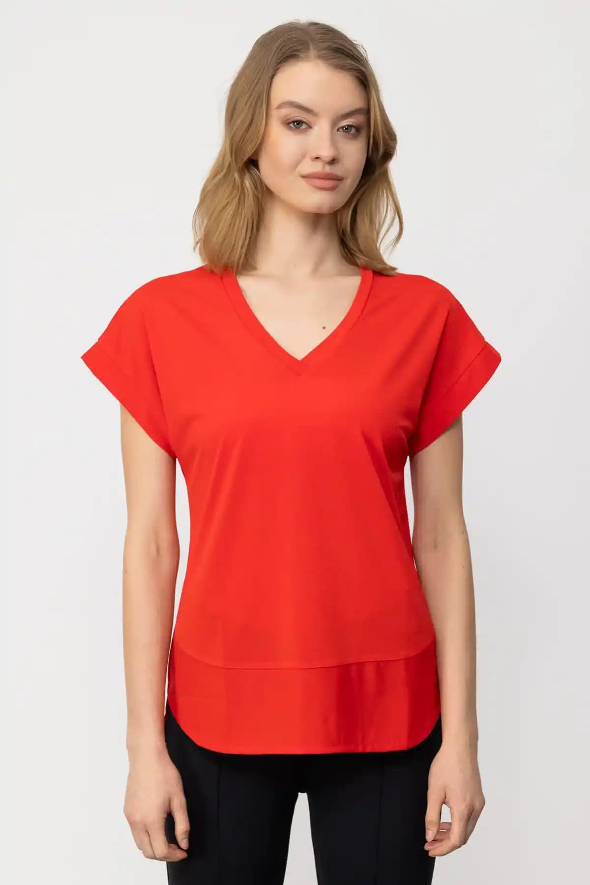 Tek Renk Tişörtler: Moda Dünyasında Zamansız ve Çok Yönlü Şıklık Rehberi