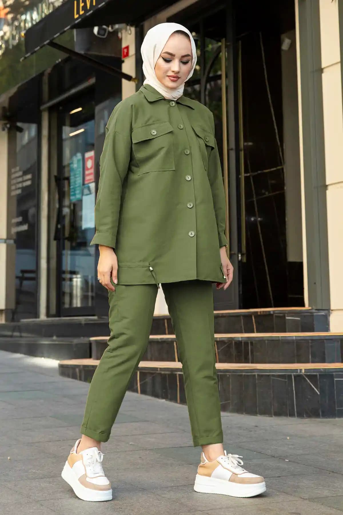 Tesettür Pantolon ve Gömlek Kombini Rehberi: Şıklık ve Rahatlığın Uyumlu Buluşması