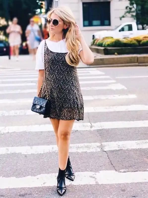 Tişört ve Elbise Kombinleriyle Rahat ve Şık Görünüm Yaratma Rehberi