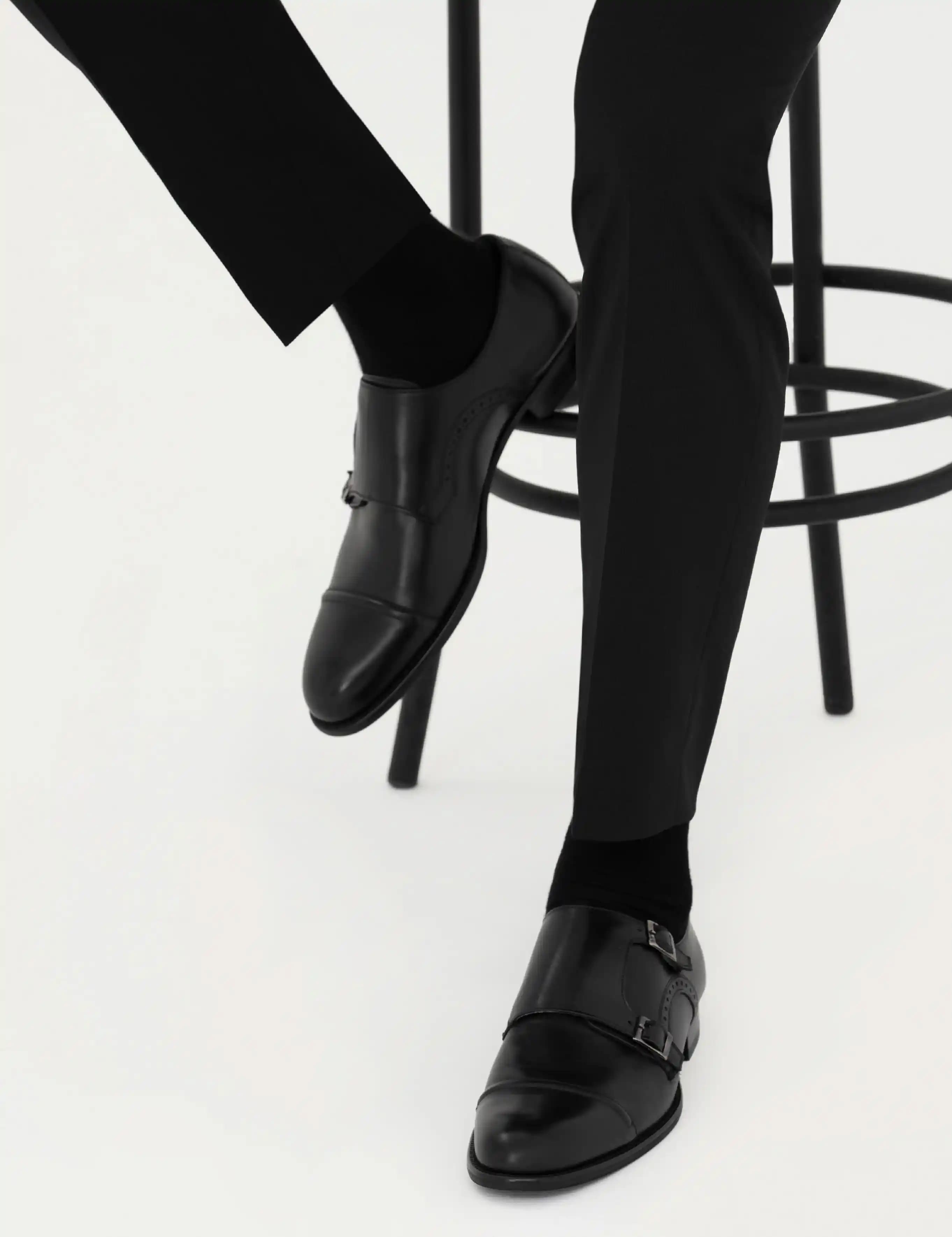 Tokalı Klasik Ayakkabılar: Moda Dünyasında Zarafetin Simgesi ve Güncel Trendler