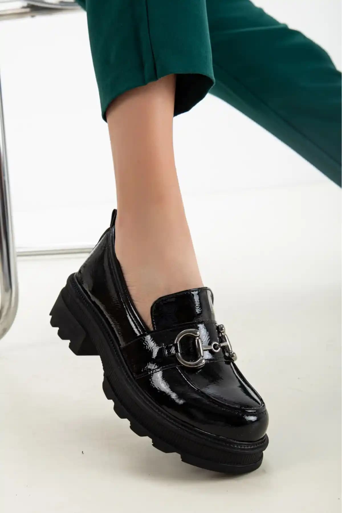 Tokalı Kundura: Tarihçesi ve Günümüz Moda Trendlerindeki Yeri Hakkında Kapsamlı Bilgi