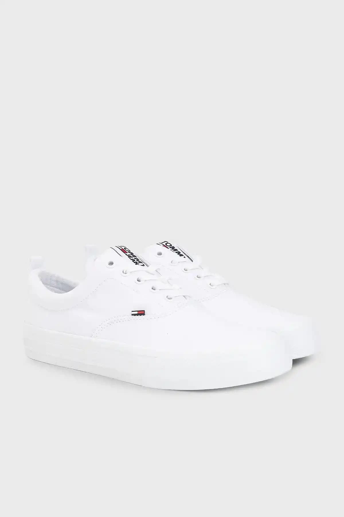 Tommy Bayan Spor Ayakkabıları: Moda ve Konforun Birleştiği Şık Seçenekler