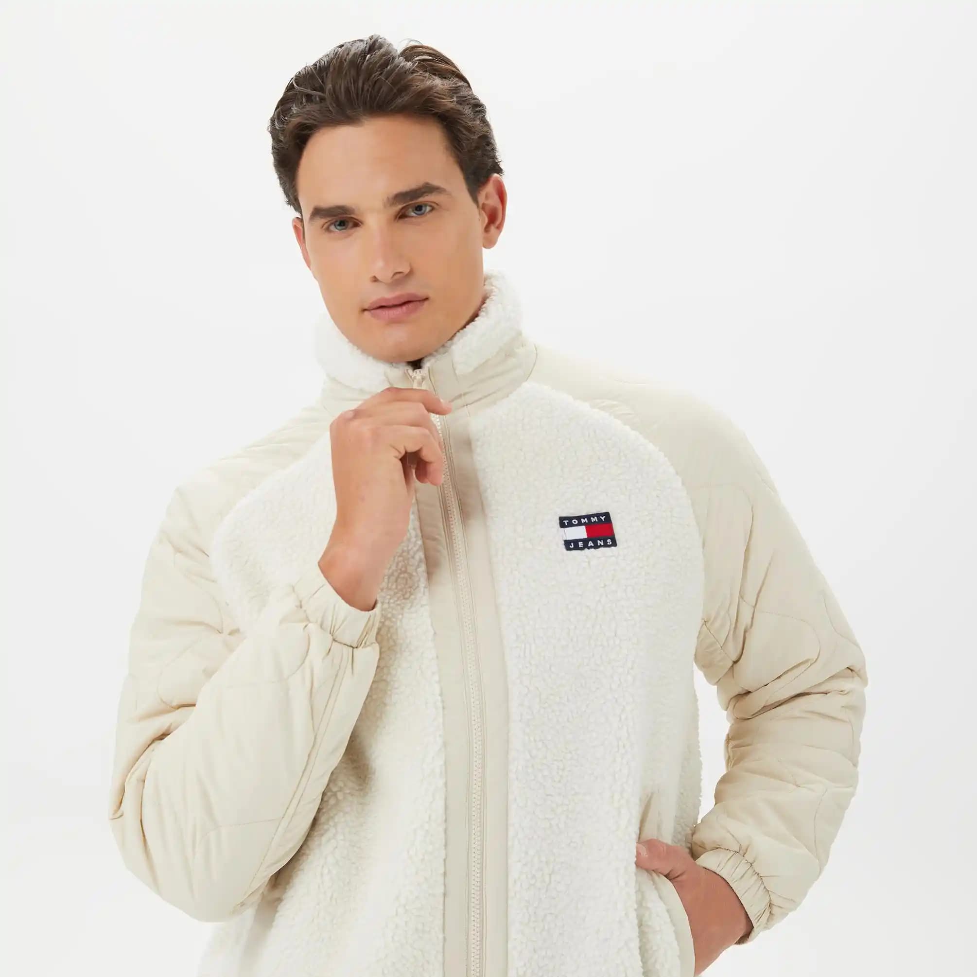 Tommy Erkek Ceketleri: Şıklık ve Fonksiyonelliği Bir Arada Sunan Moda Parçaları