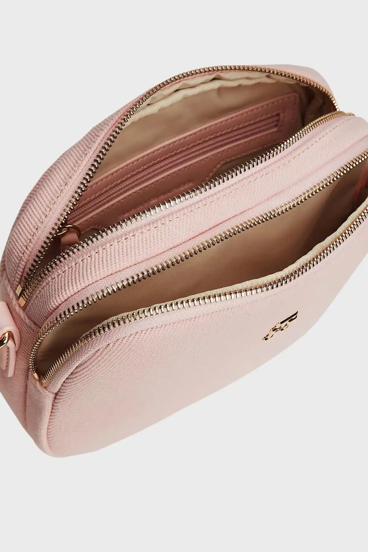 Tommy Hilfiger ile Pembe Çantalar Moda Dünyasında Renkli ve Şık Bir Trend