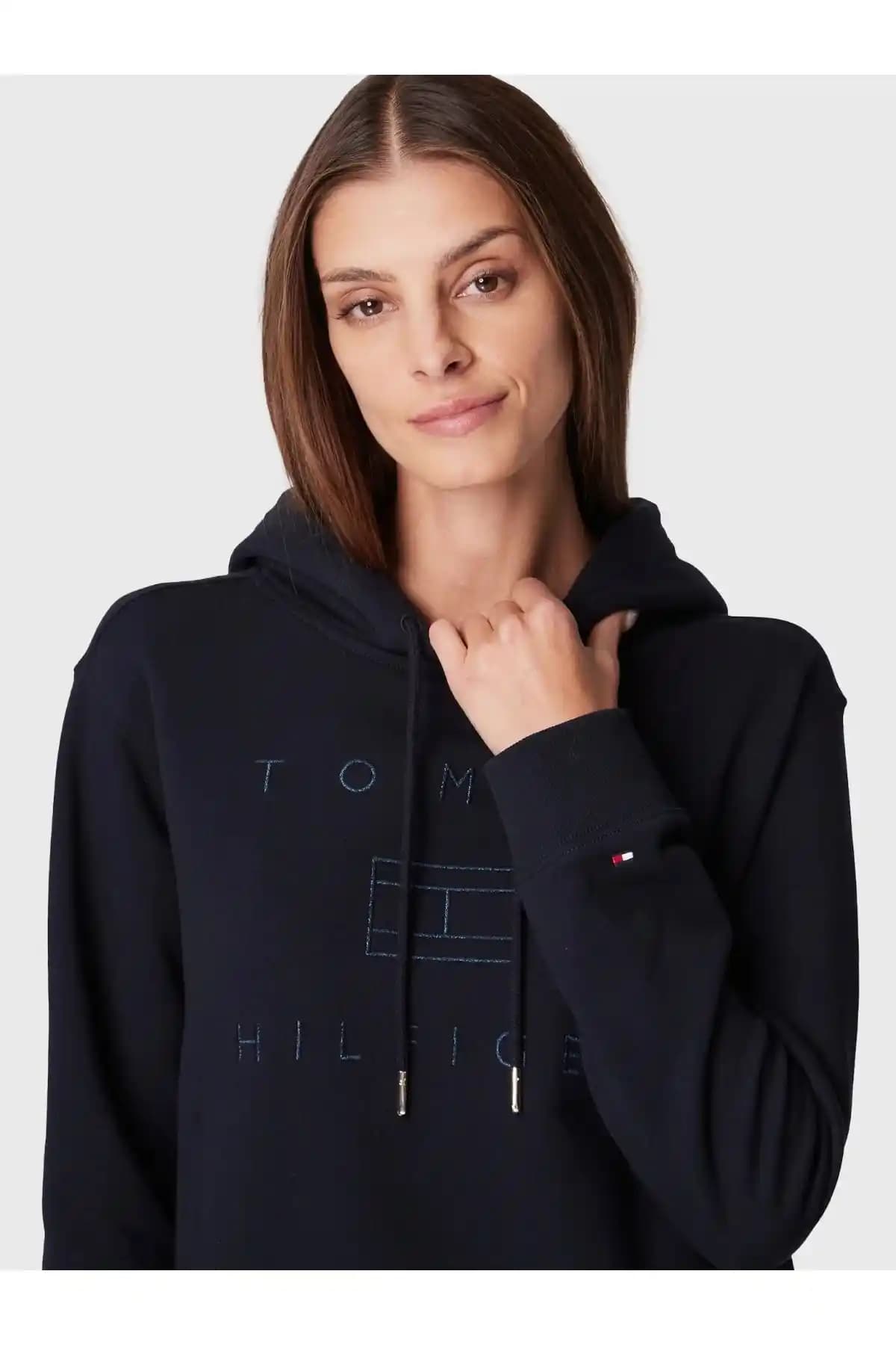 Tommy Hilfiger Kapşonlu Modası: Rahatlık ve Şıklığın Modern Buluşması