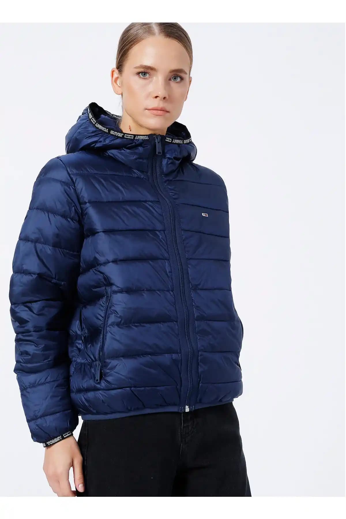 Tommy Hilfiger Mavi Montlar: Moda Trendleri ve Kombinasyon İpuçları