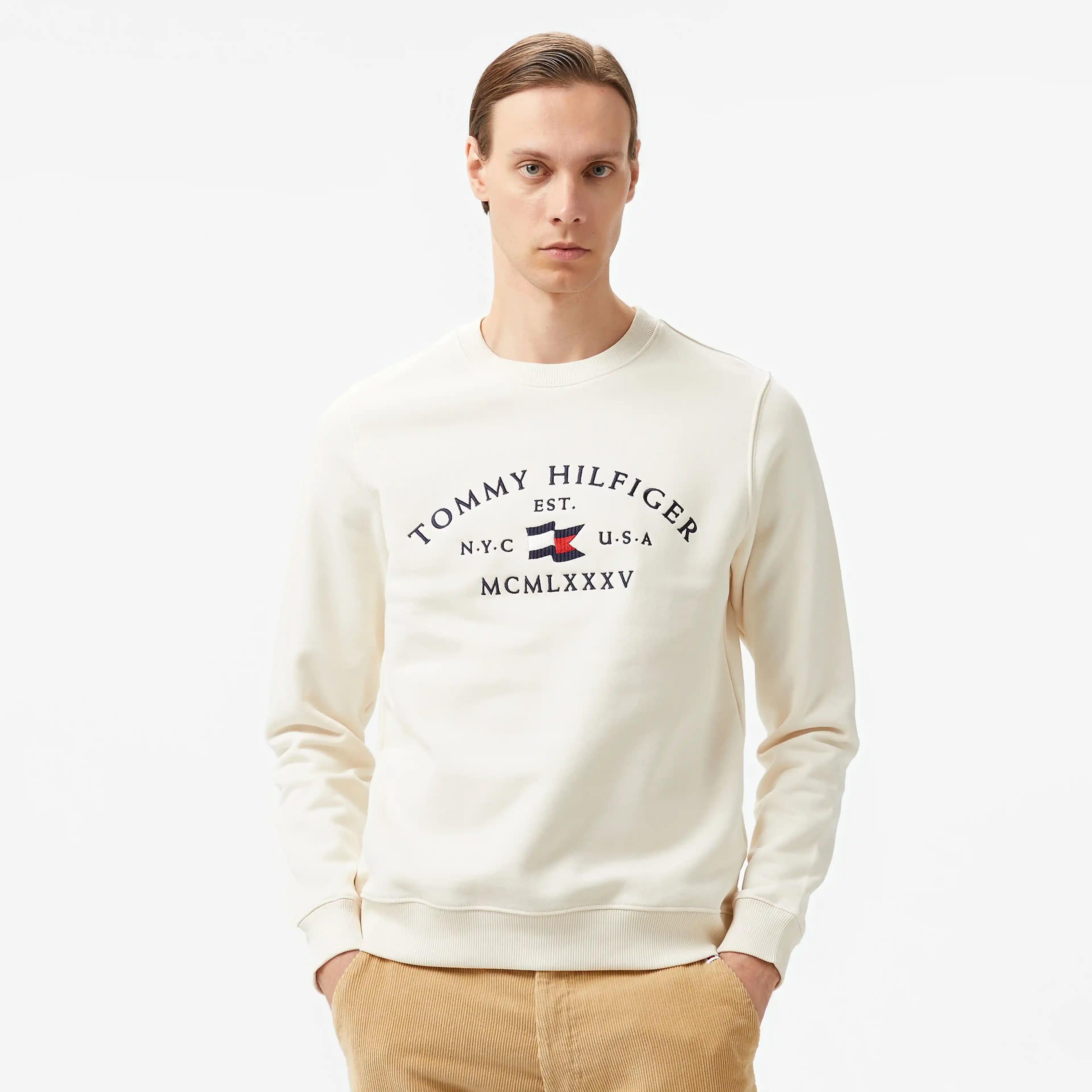 Tommy Hilfiger Sarı Sweatshirt ile Günlük ve Şık Kombinasyonlar