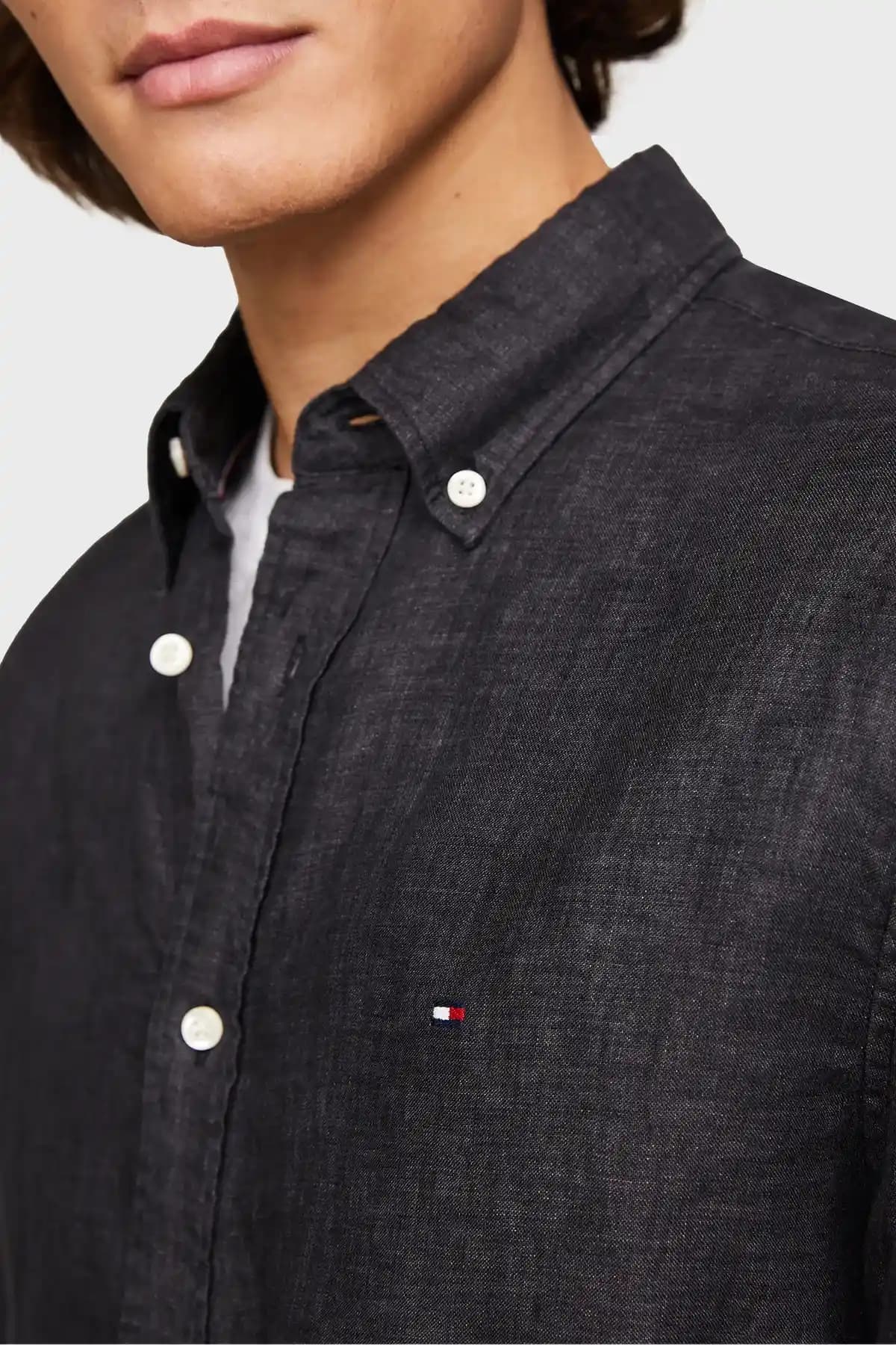 Tommy Hilfiger Siyah Gömlek: Moda Trendleri ve Kombinasyon İpuçlarıyla Şıklık
