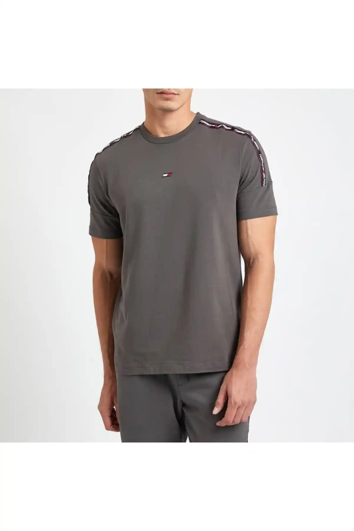 Tommy Hilfiger Tişörtleri: Moda Dünyasında Kendine Has Bir İkon ve Stil Anlayışı