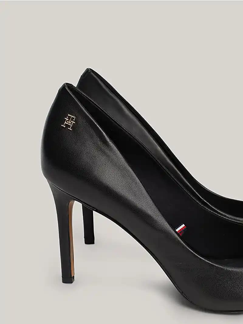 Tommy Hilfiger Topuklu Ayakkabılar: Şıklık ve Konforu Bir Arada Sunan Modern Tasarımlar
