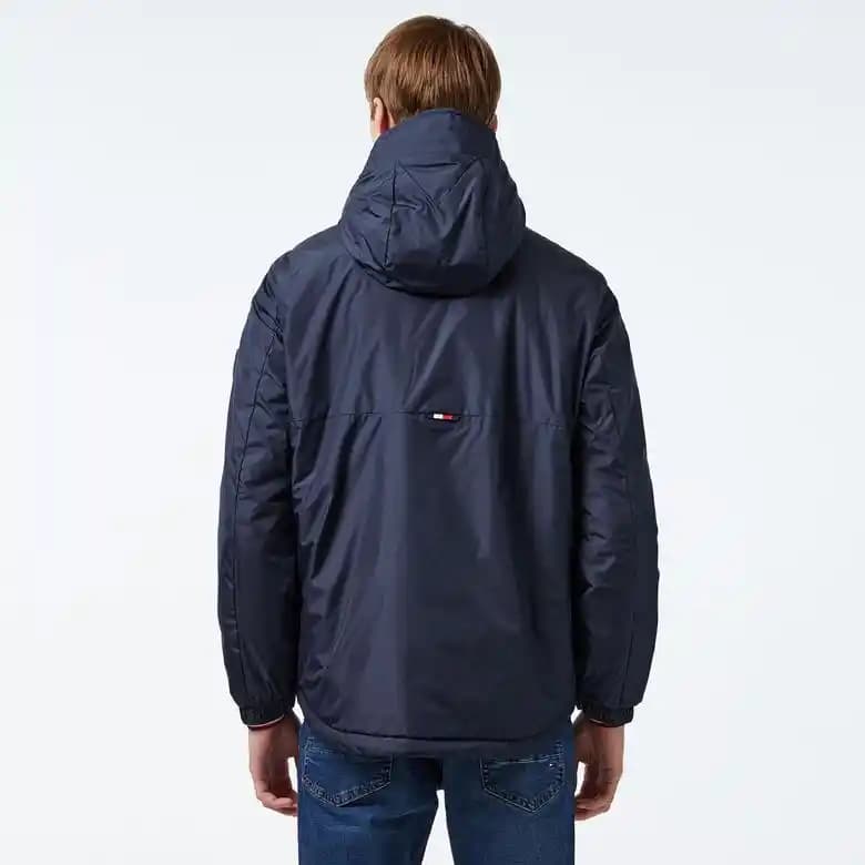 Tommy Hilfiger ve Mavi Mont Koleksiyonu: Şıklık ve Fonksiyonellik Bir Arada