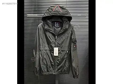 Tommy Hilfiger Yazlık Mont Koleksiyonu: Hafif ve Şık Yaz Giyim Trendleri