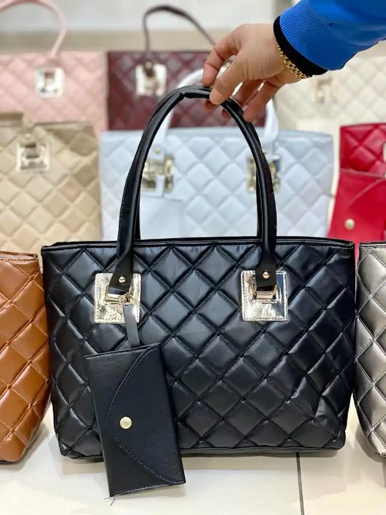 Toptan Kadın Çanta Pazarı: Moda ve Ekonomiyi Bir Arada Sunan İş Fırsatları