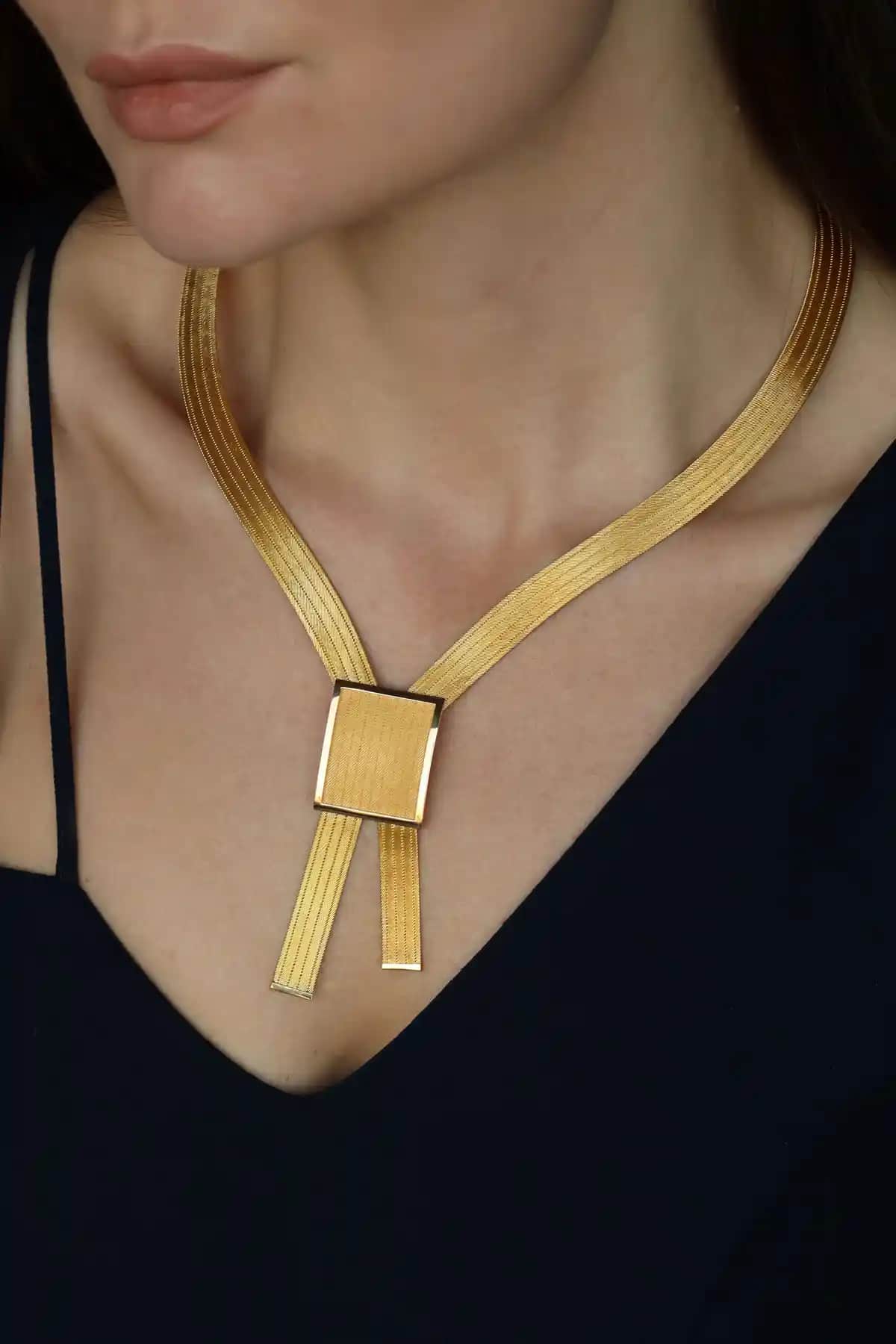 Trabzon İşi Kolye: Geleneksel Zanaatten Modern Moda Trendlerine Uyum Sağlayan Takı Seçenekleri